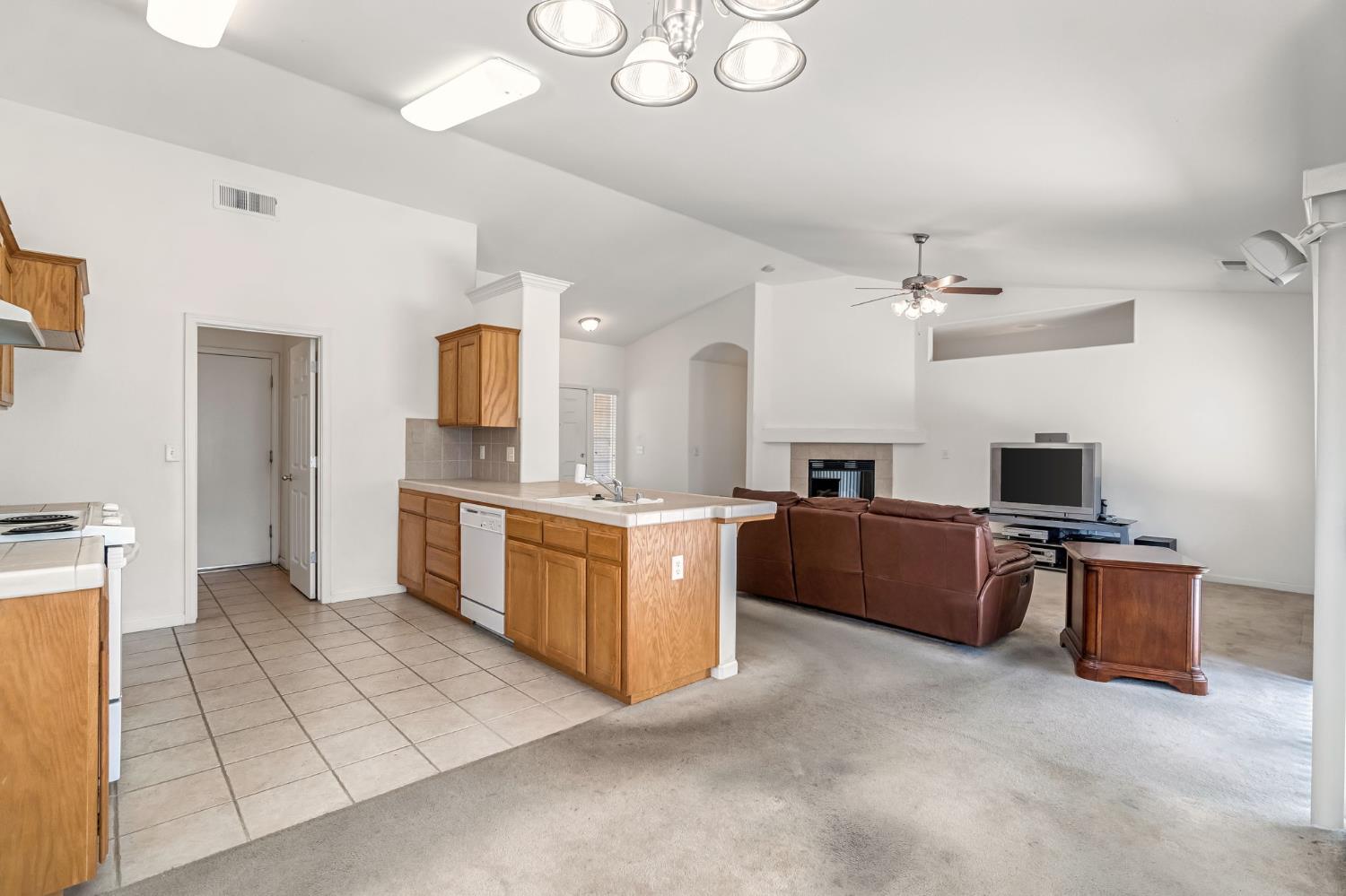 5565 W Lamona Ave, Fresno, CA 93722