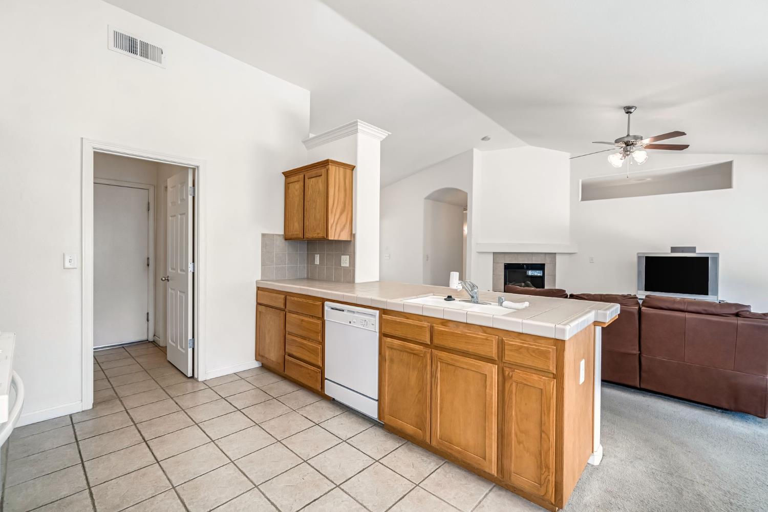 5565 W Lamona Ave, Fresno, CA 93722