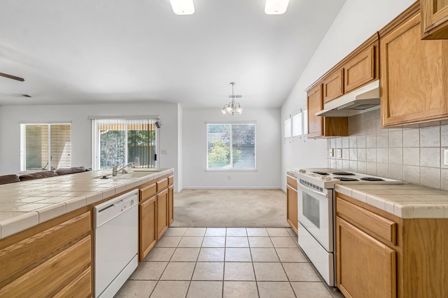 5565 W Lamona Ave, Fresno, CA 93722