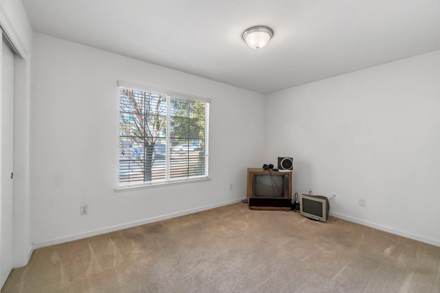 5565 W Lamona Ave, Fresno, CA 93722