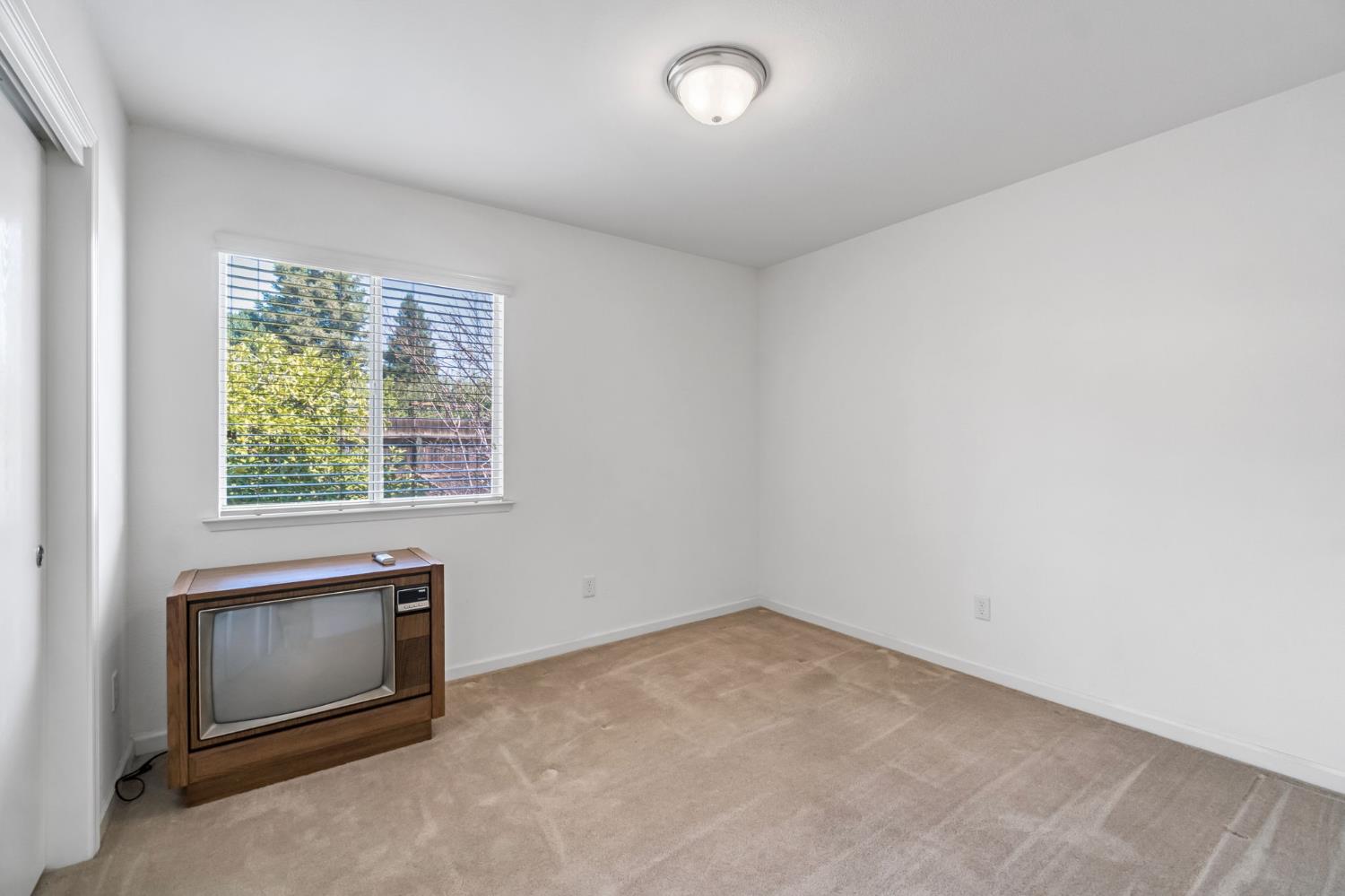 5565 W Lamona Ave, Fresno, CA 93722