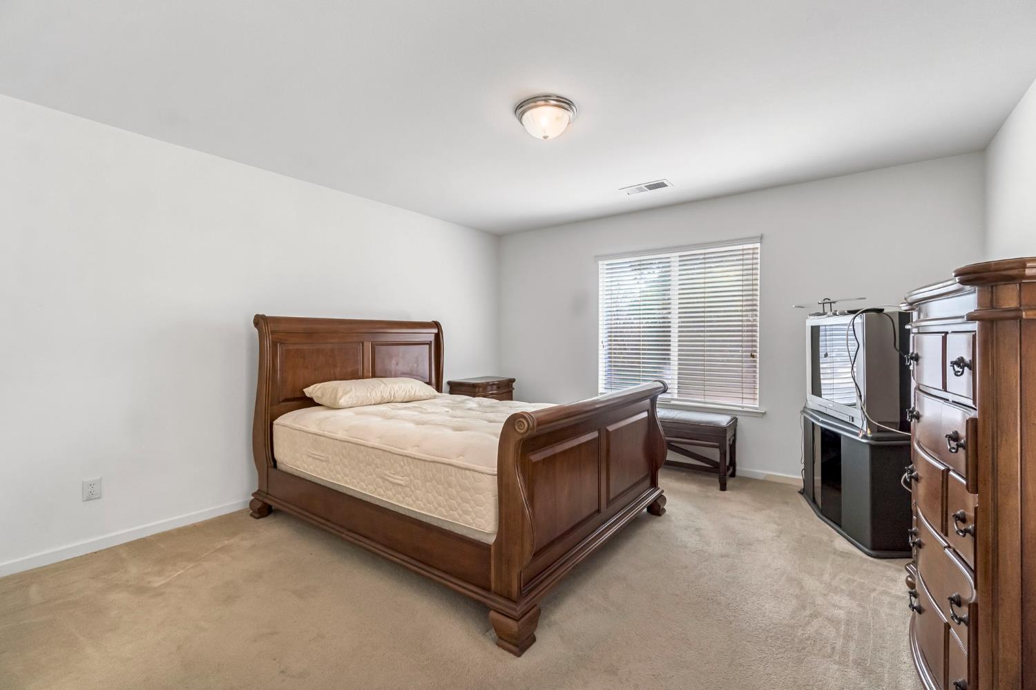 5565 W Lamona Ave, Fresno, CA 93722
