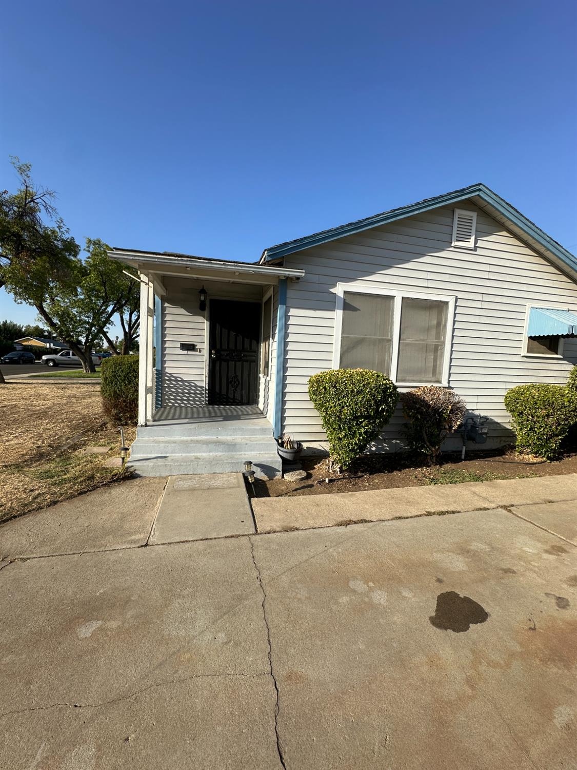 2042 E Mayfair Dr, Fresno, CA 93703