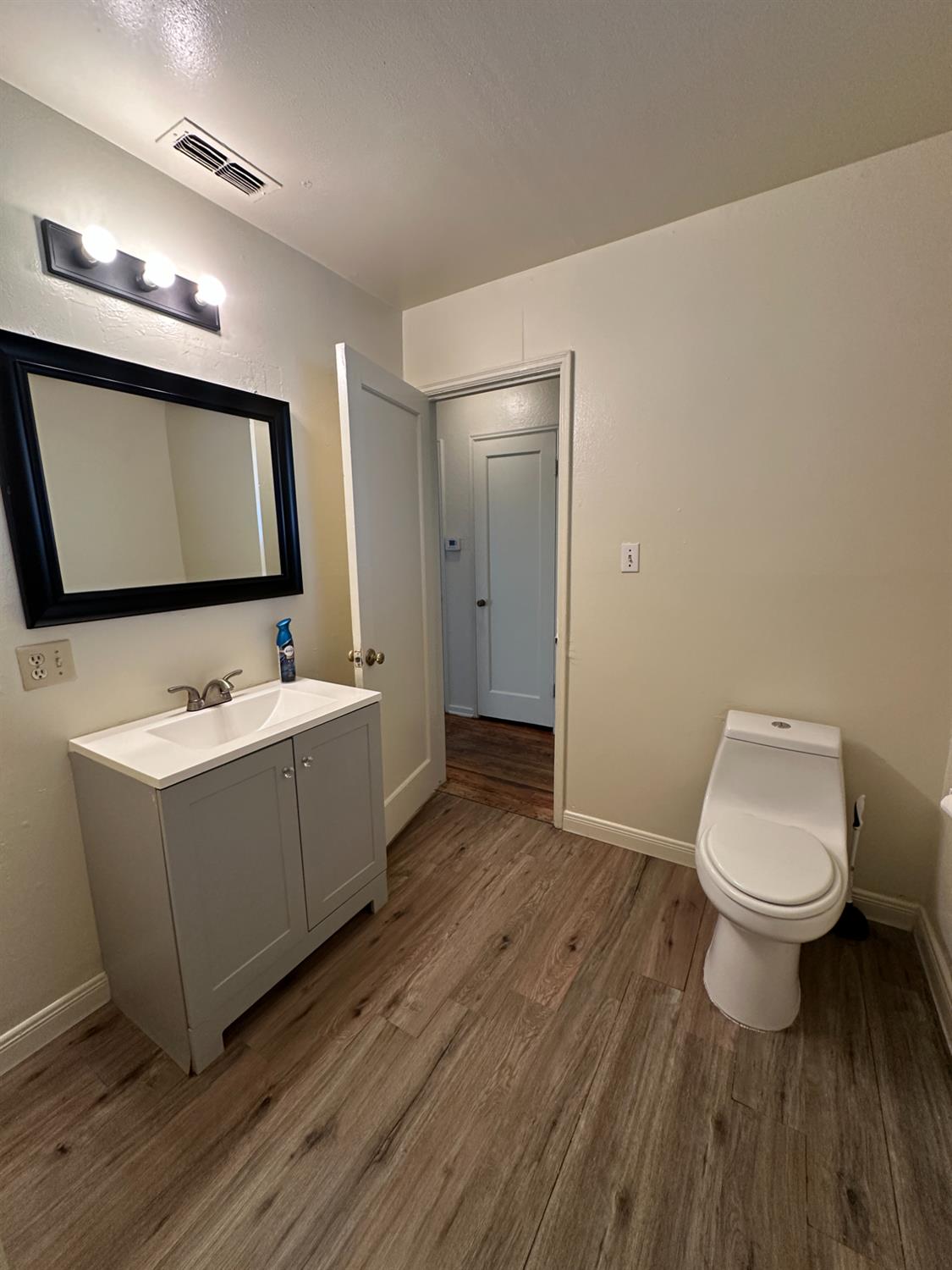 2042 E Mayfair Dr, Fresno, CA 93703