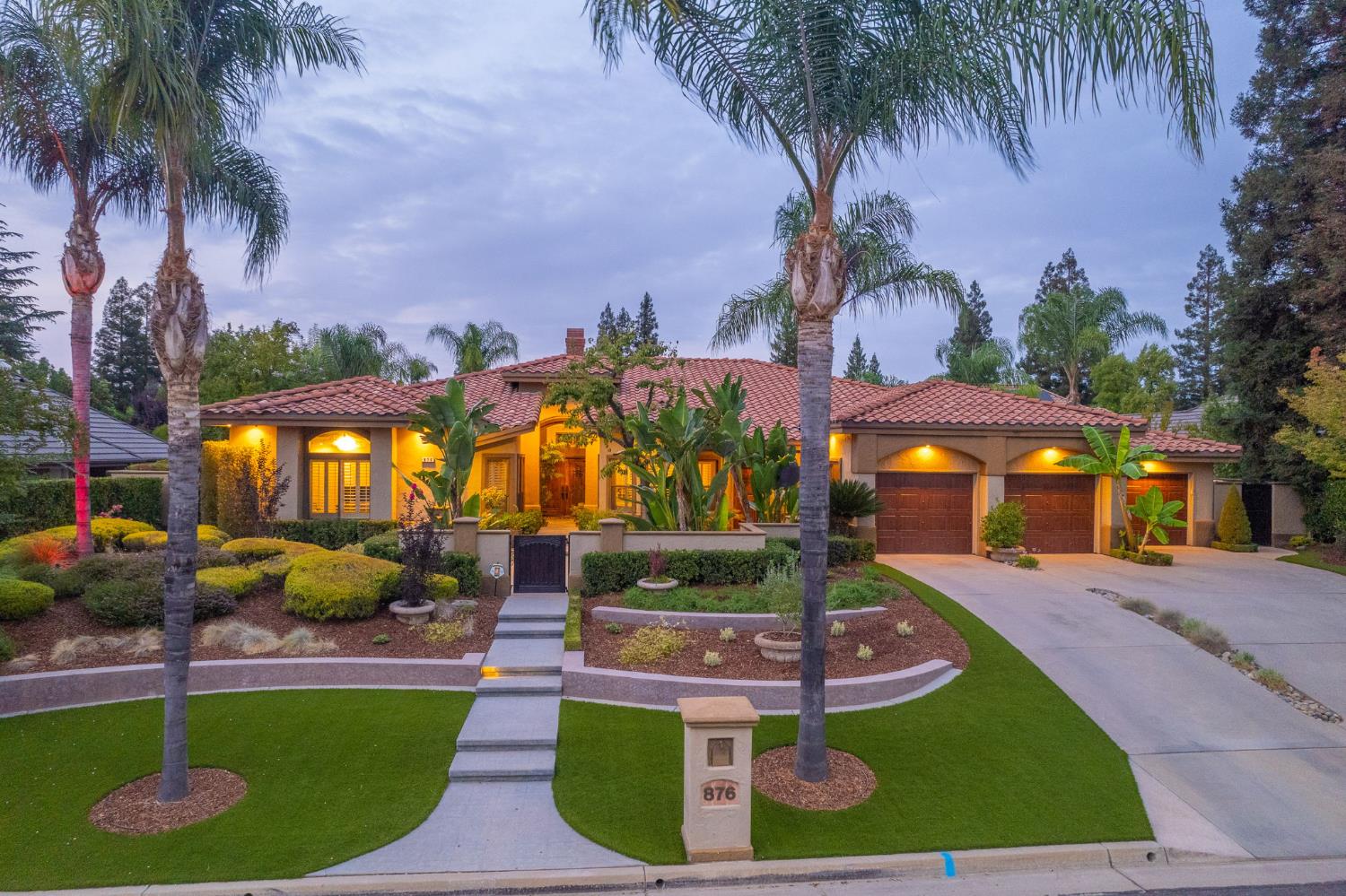 876 E Sutton Dr, Fresno, CA 93720