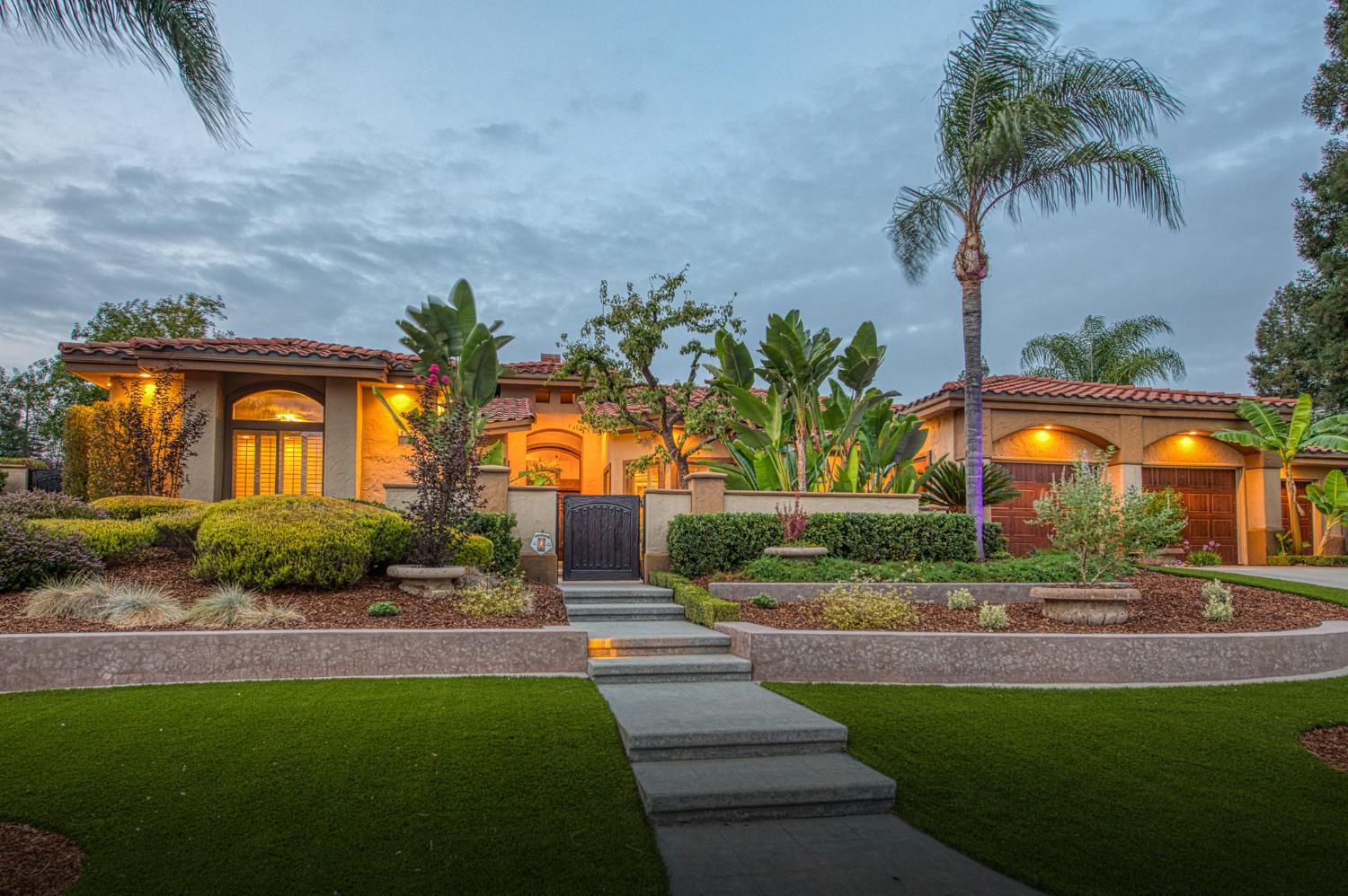 876 E Sutton Dr, Fresno, CA 93720
