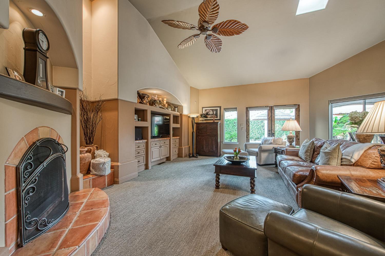 876 E Sutton Dr, Fresno, CA 93720