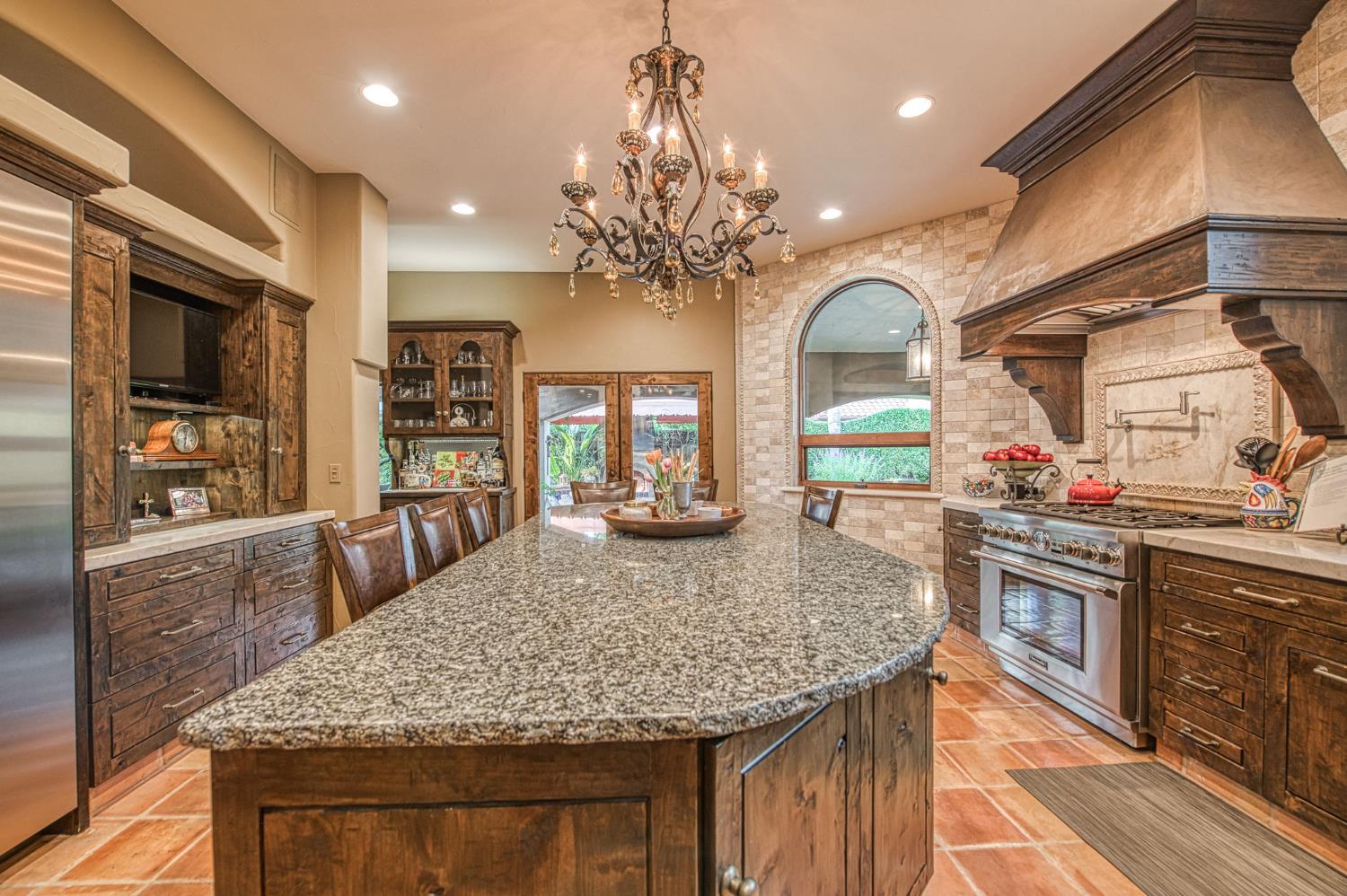 876 E Sutton Dr, Fresno, CA 93720