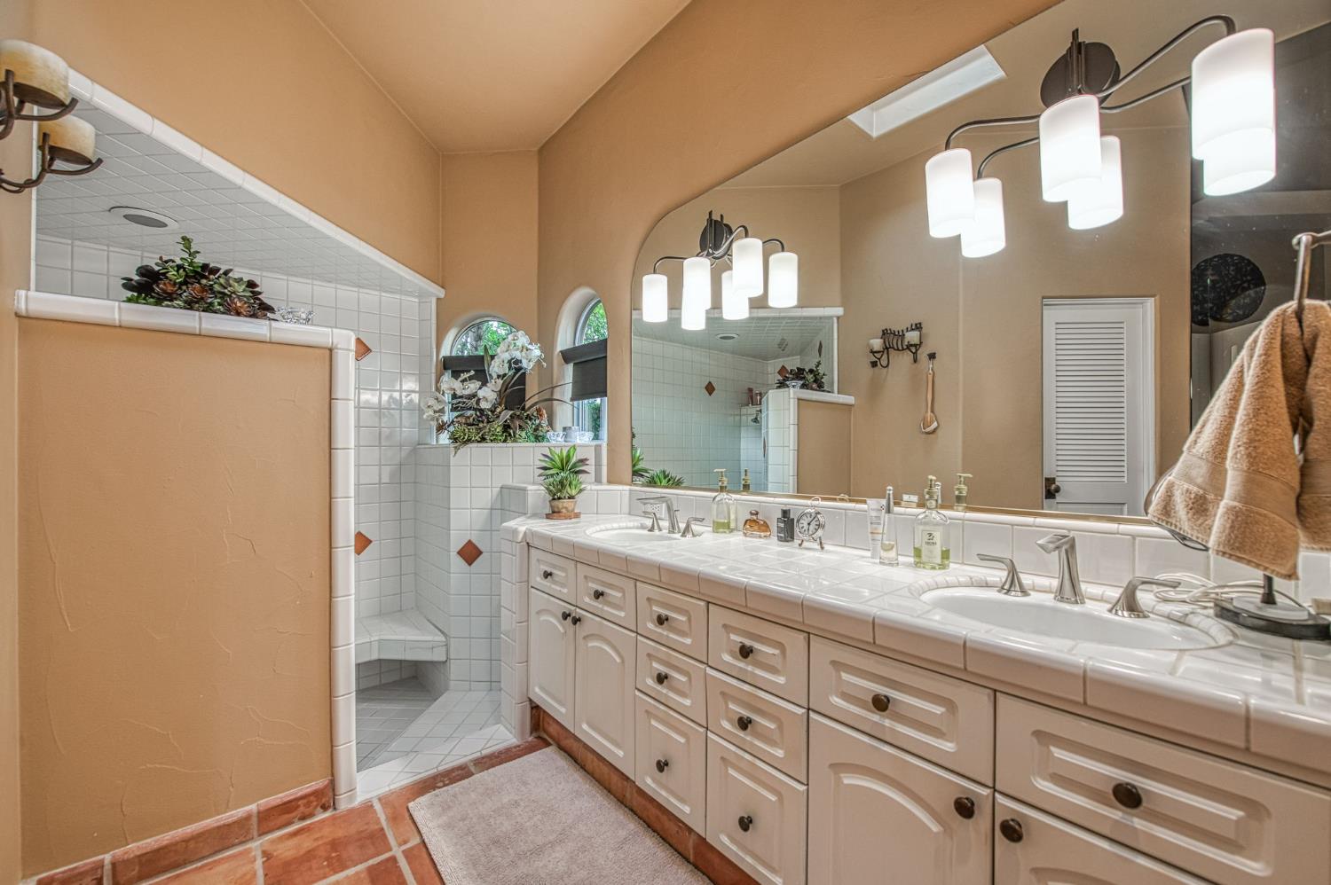 876 E Sutton Dr, Fresno, CA 93720