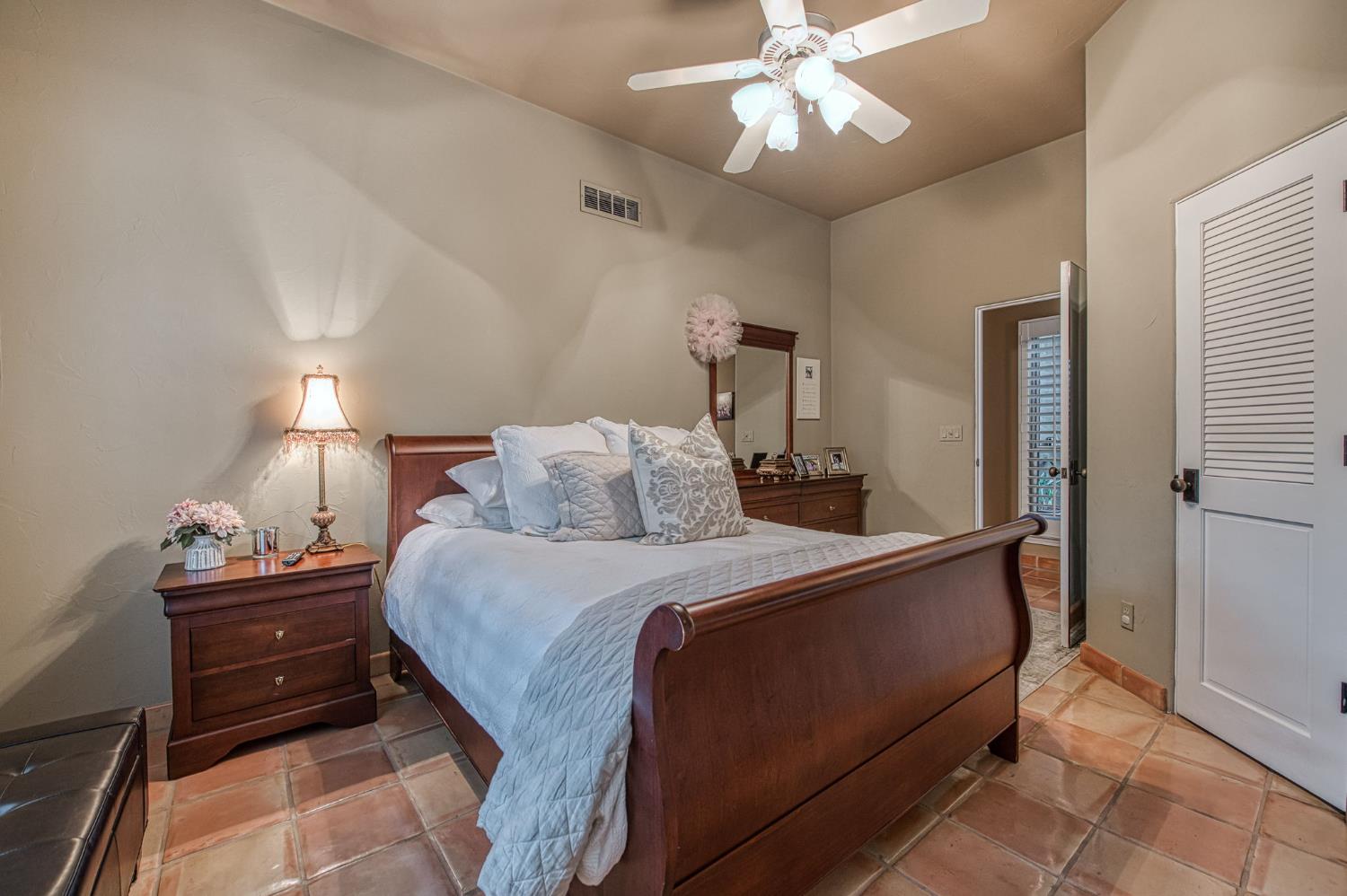 876 E Sutton Dr, Fresno, CA 93720
