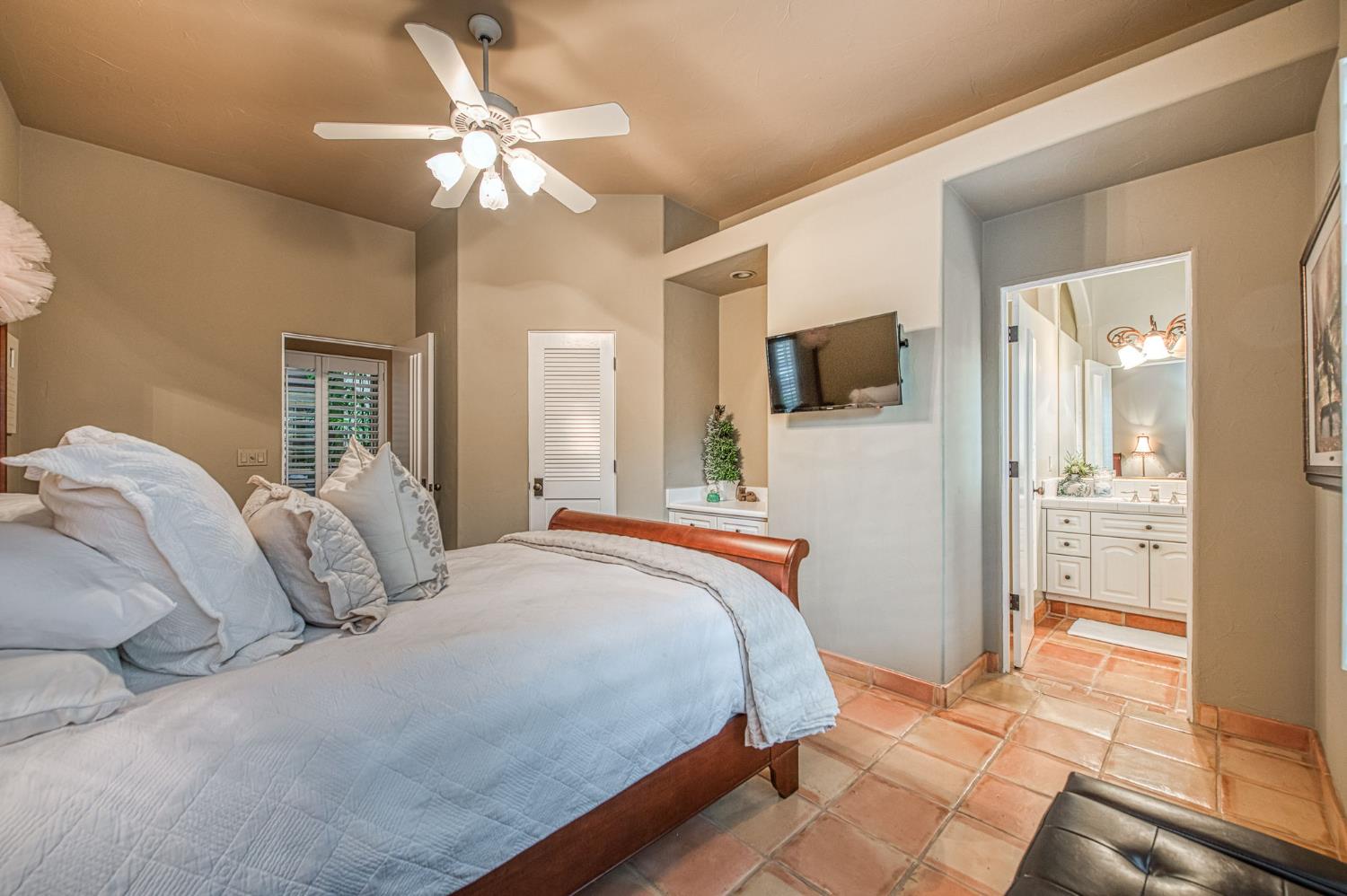876 E Sutton Dr, Fresno, CA 93720