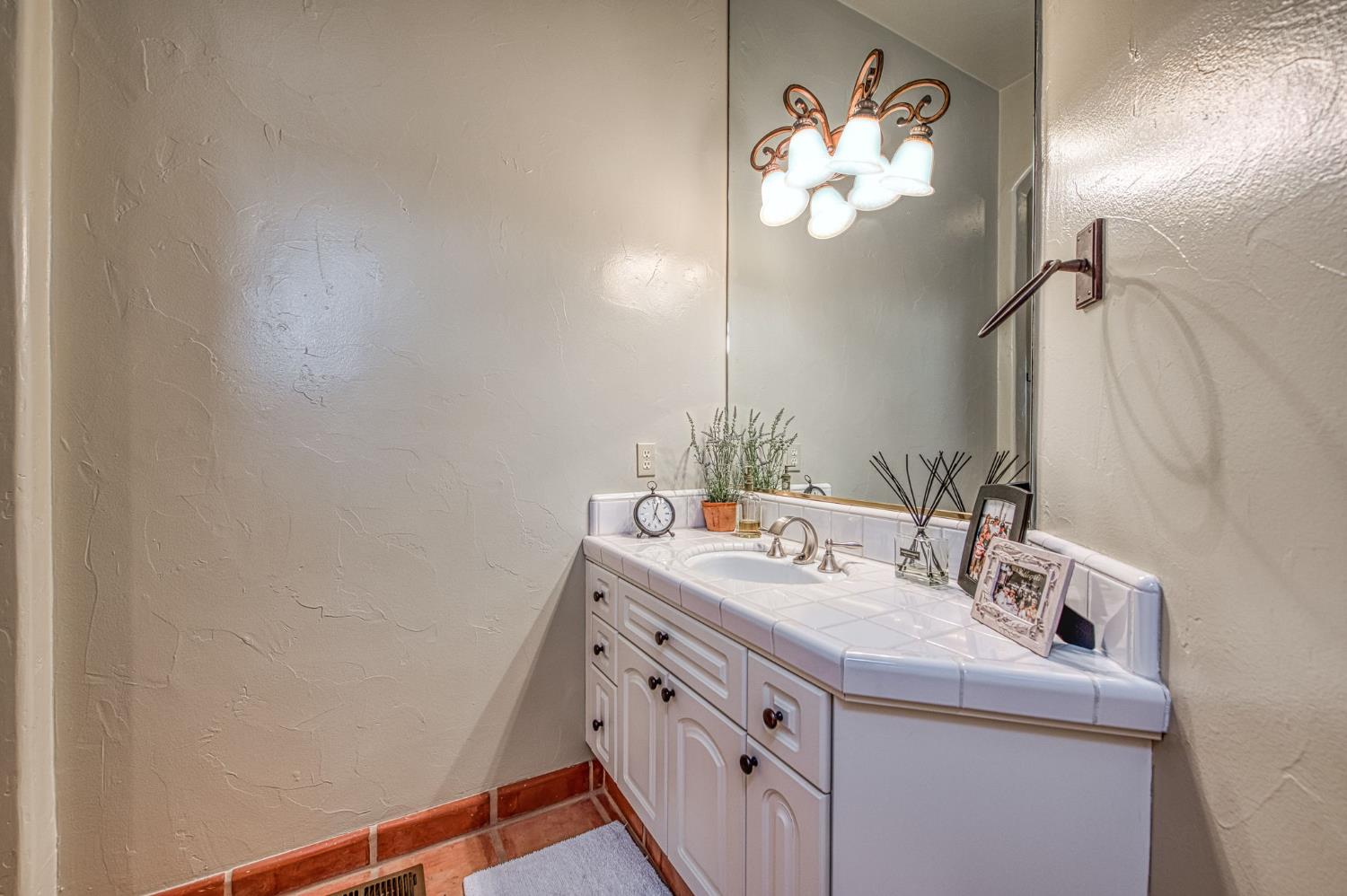 876 E Sutton Dr, Fresno, CA 93720