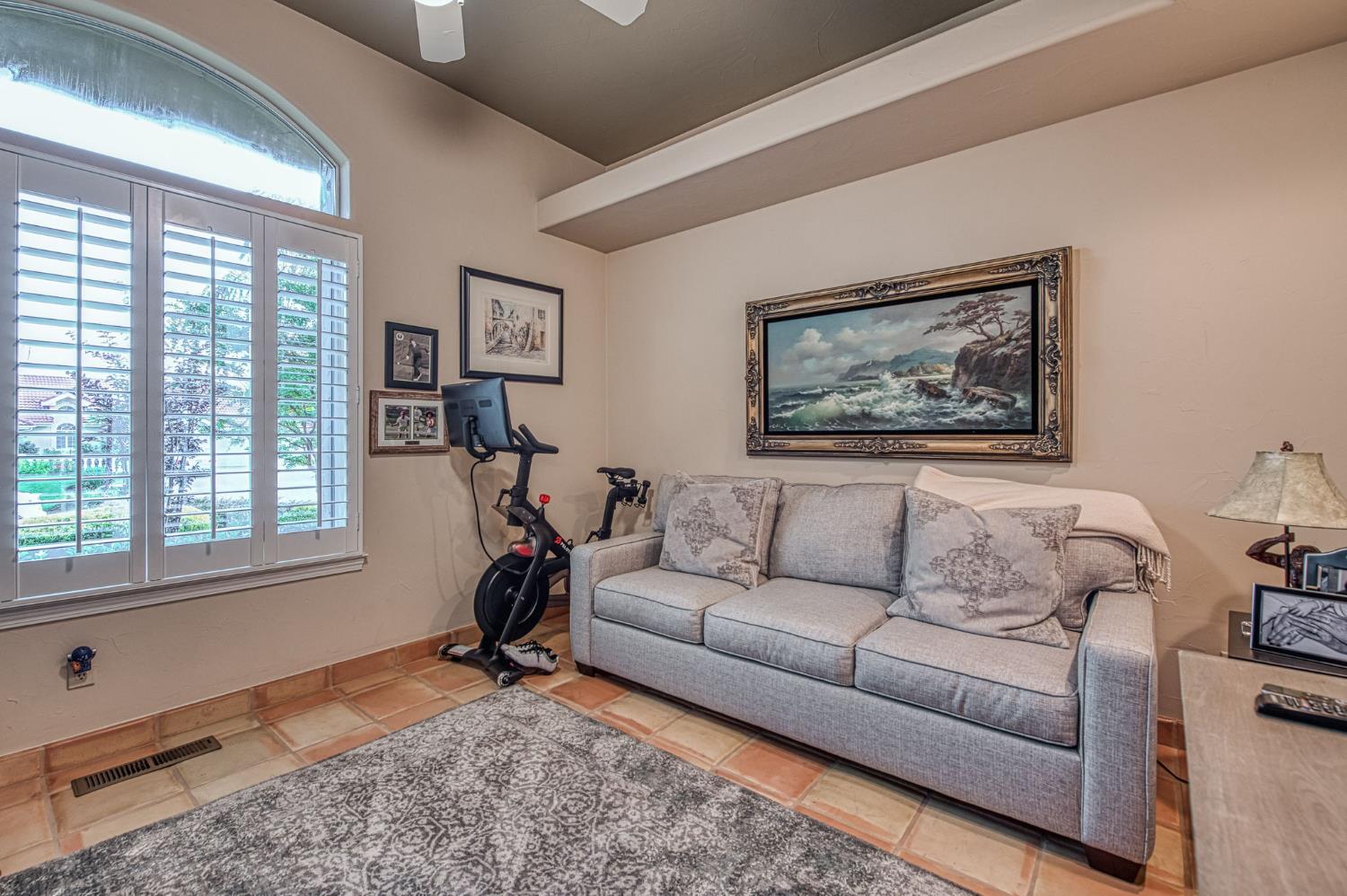 876 E Sutton Dr, Fresno, CA 93720