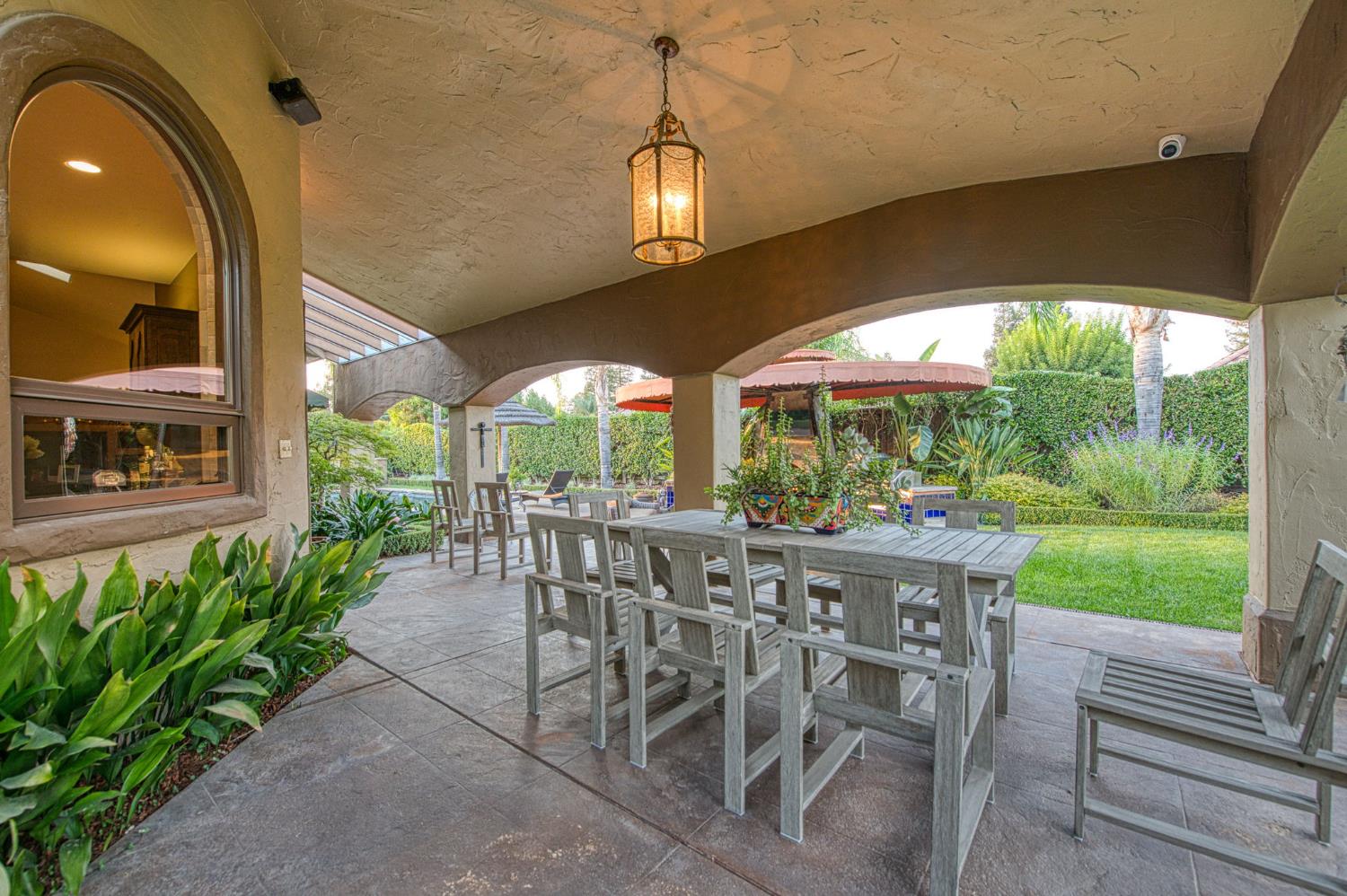 876 E Sutton Dr, Fresno, CA 93720