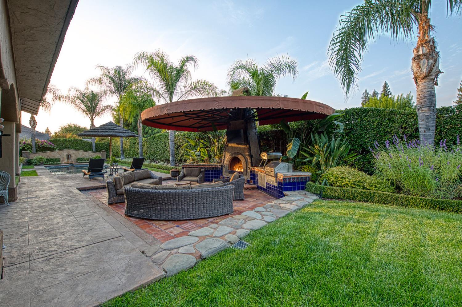 876 E Sutton Dr, Fresno, CA 93720