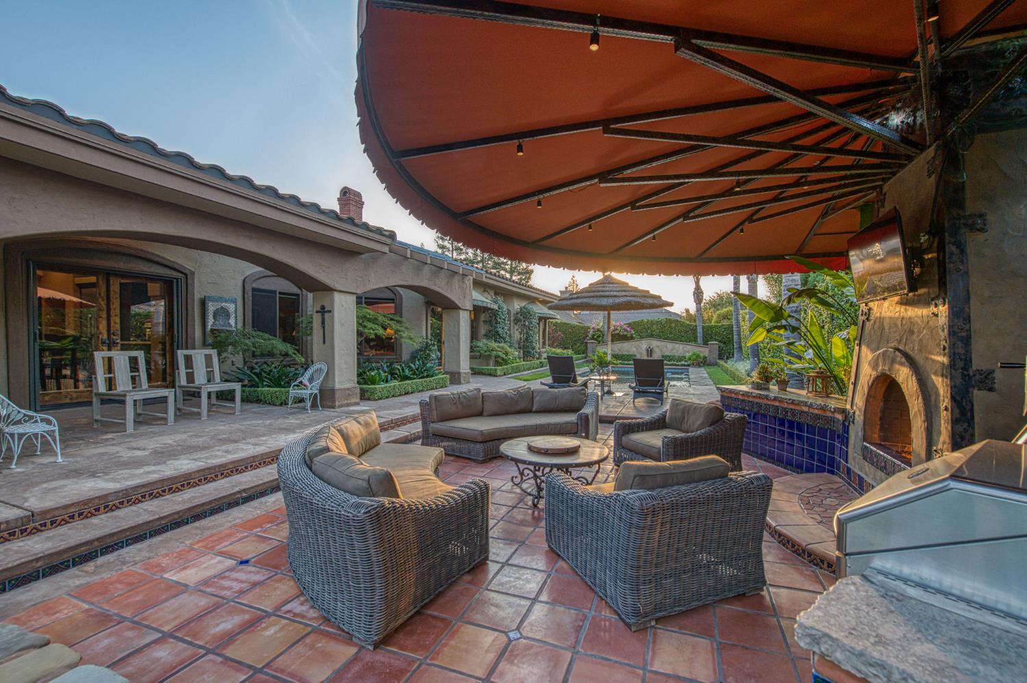 876 E Sutton Dr, Fresno, CA 93720