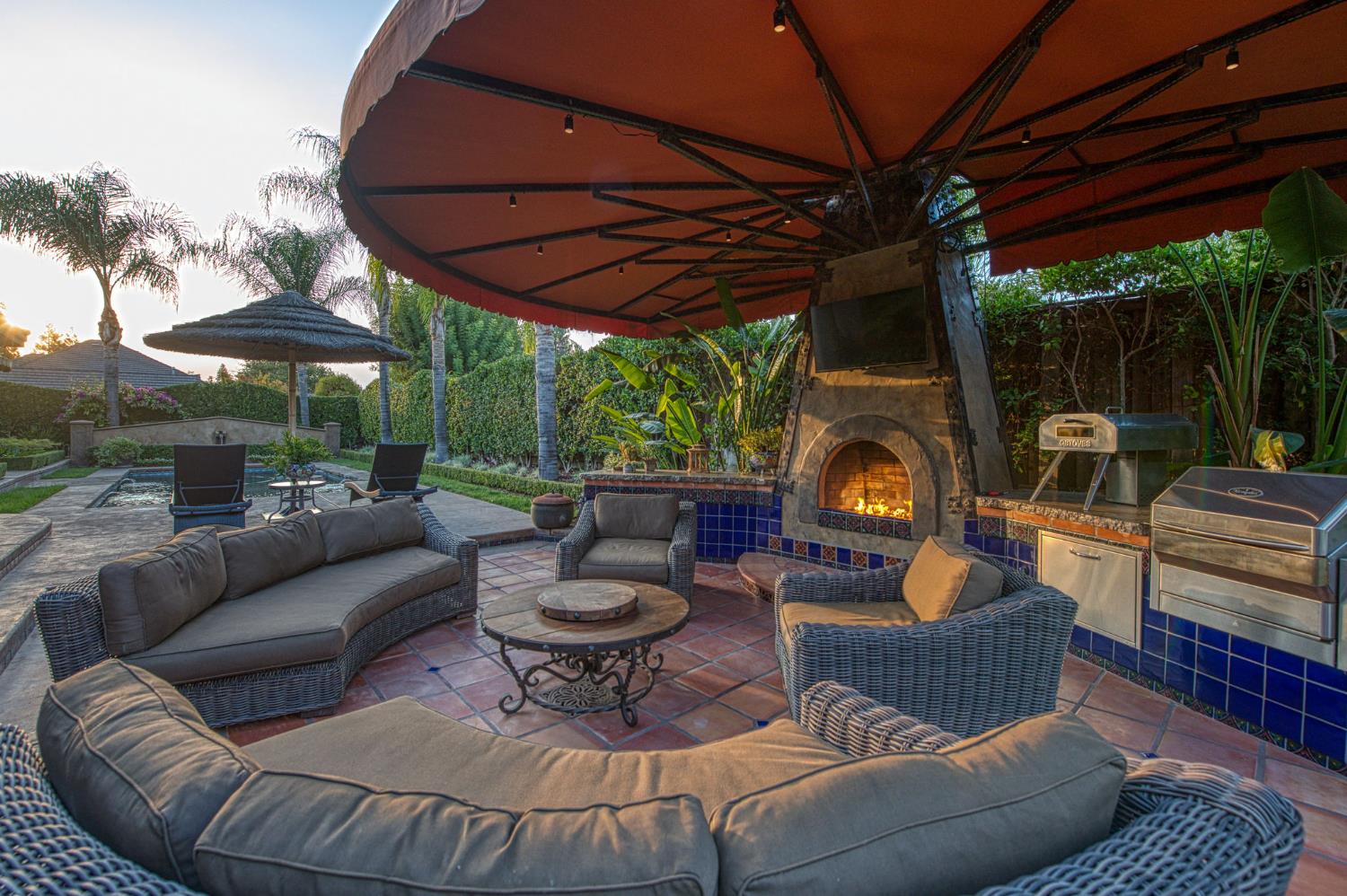 876 E Sutton Dr, Fresno, CA 93720