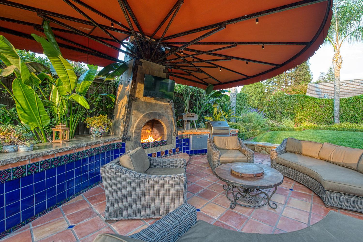 876 E Sutton Dr, Fresno, CA 93720