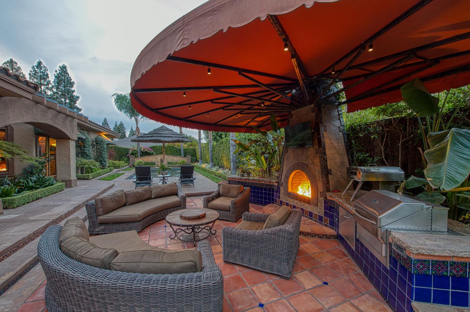 876 E Sutton Dr, Fresno, CA 93720