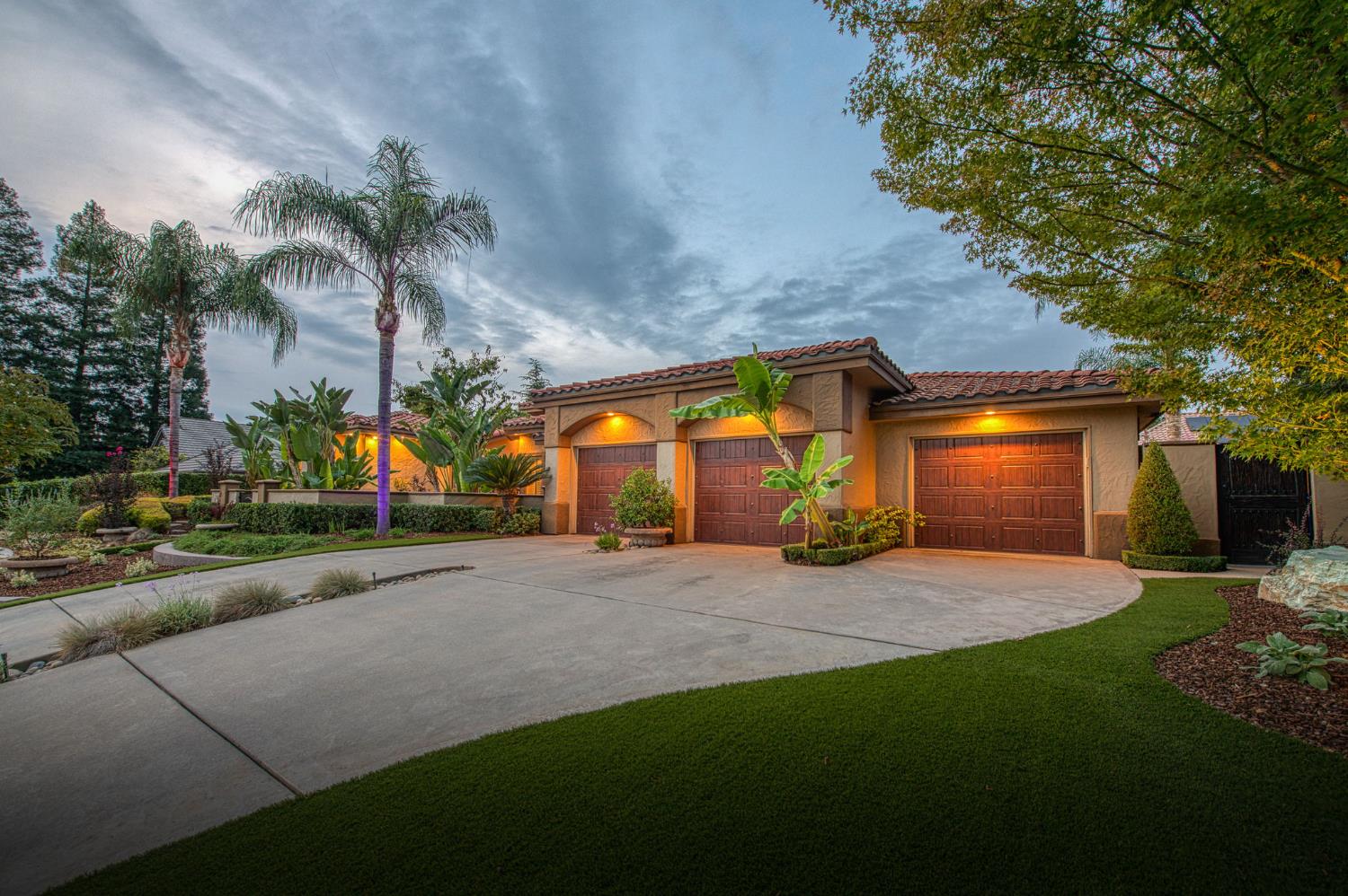 876 E Sutton Dr, Fresno, CA 93720