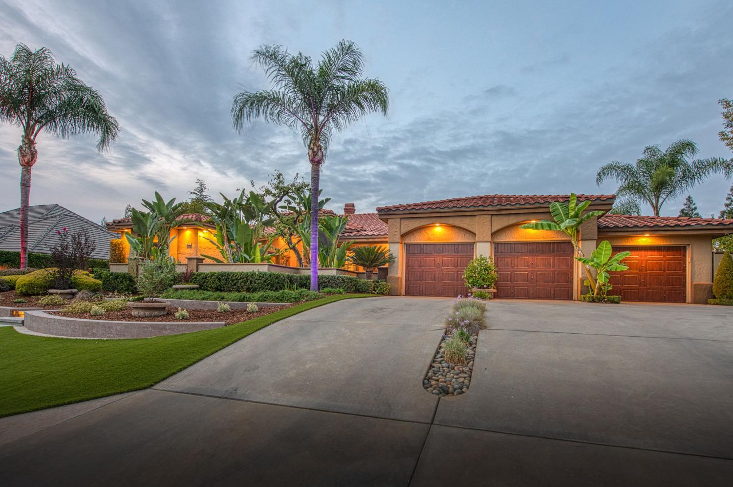 876 E Sutton Dr, Fresno, CA 93720