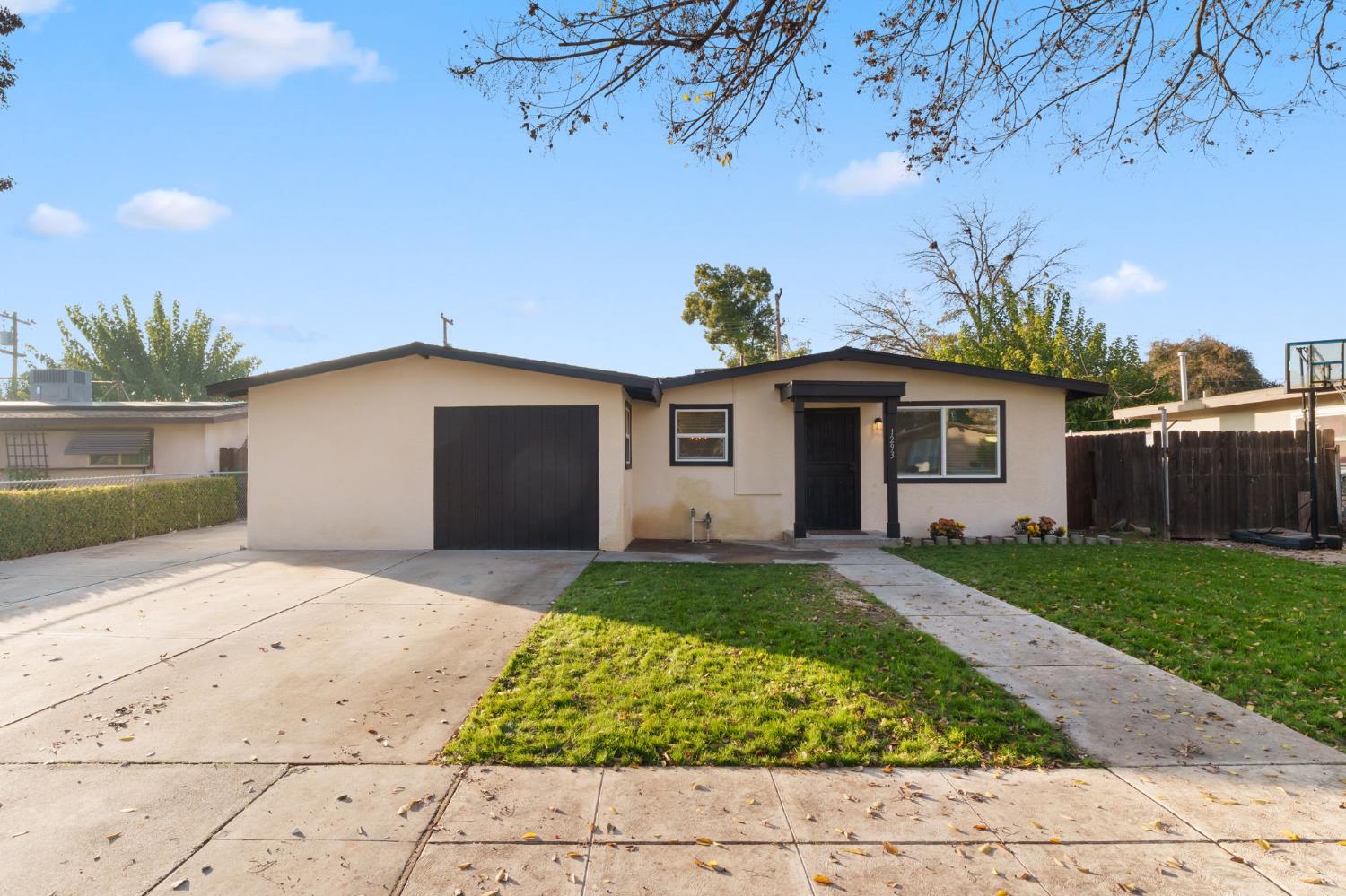 1293 N Bailey Ave, Fresno, CA 93727