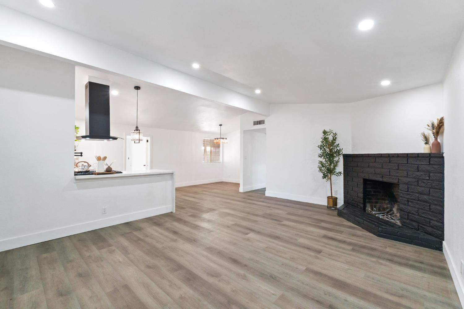 1293 N Bailey Ave, Fresno, CA 93727