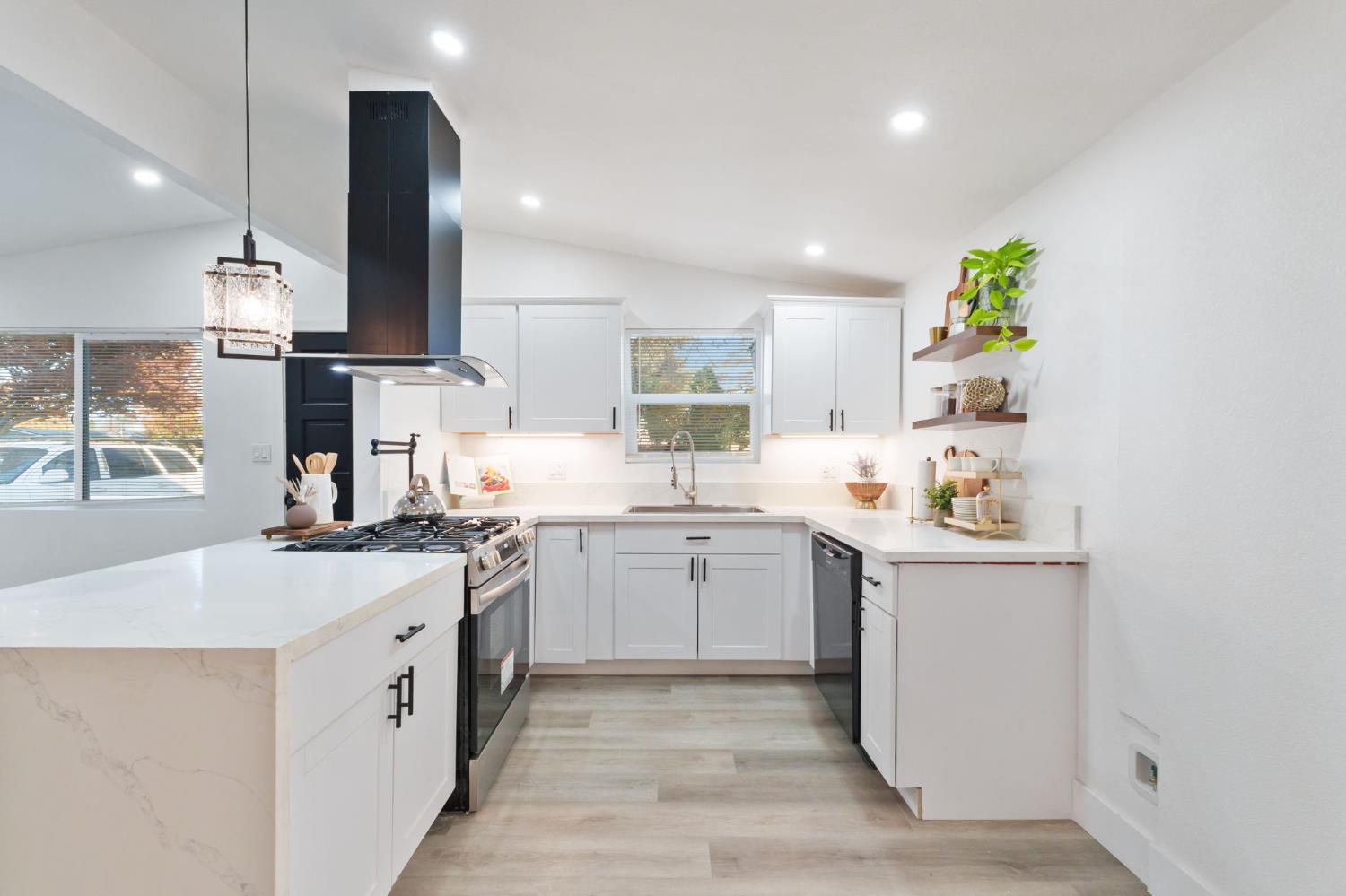 1293 N Bailey Ave, Fresno, CA 93727