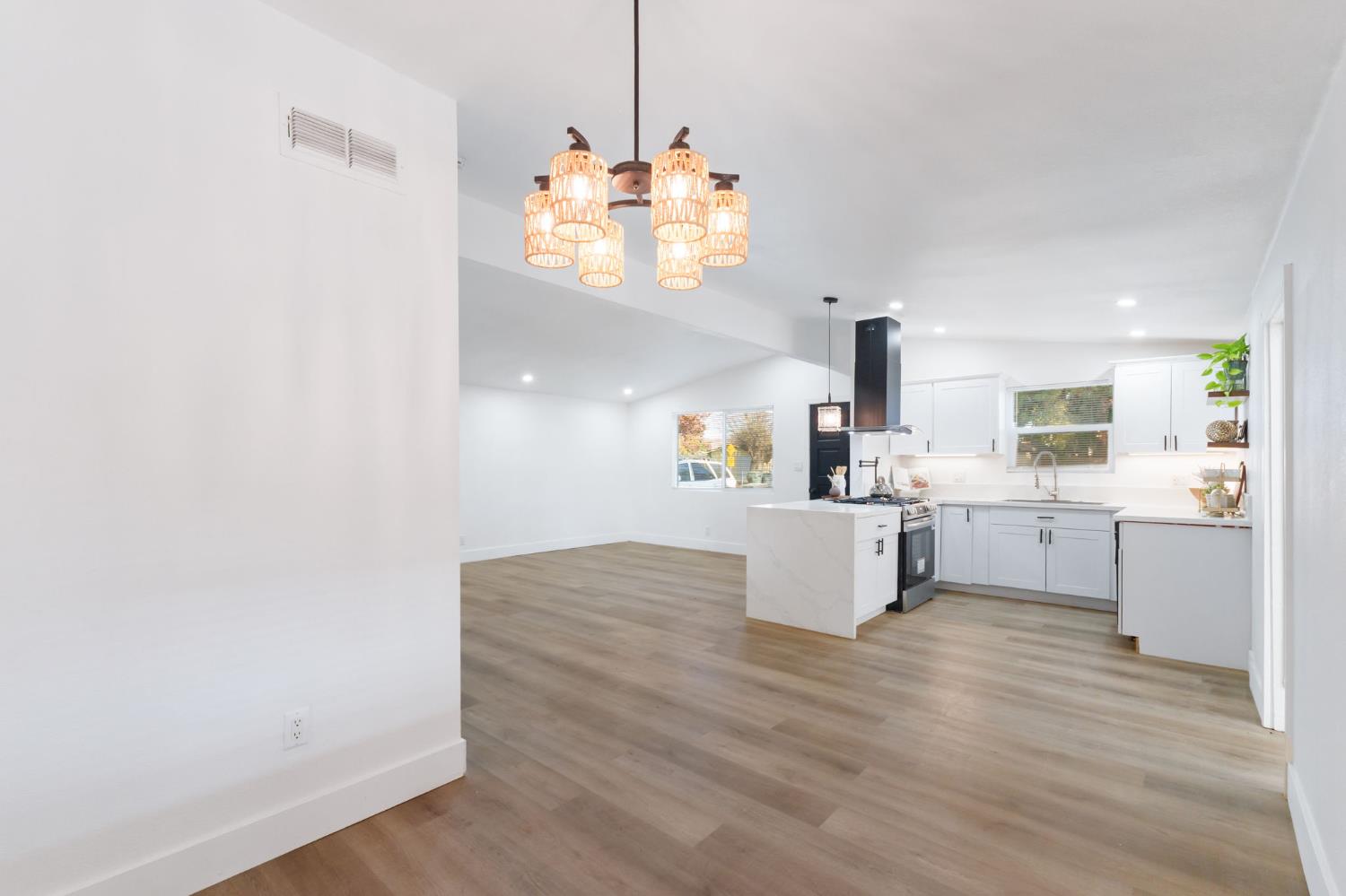 1293 N Bailey Ave, Fresno, CA 93727