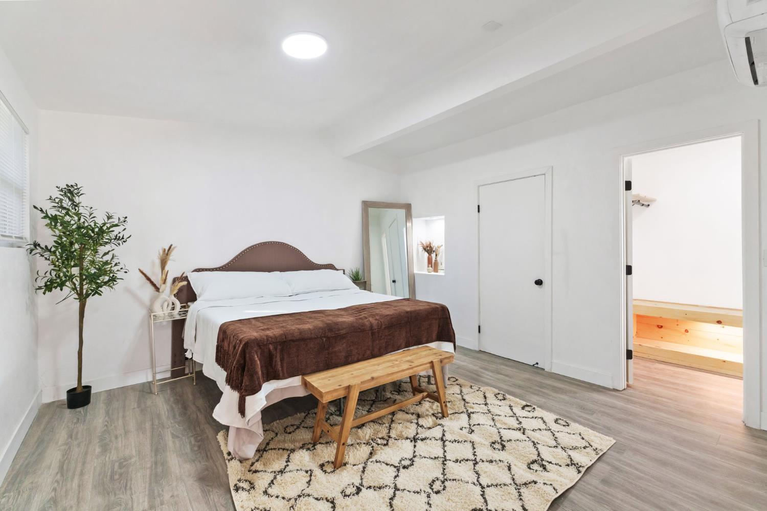 1293 N Bailey Ave, Fresno, CA 93727