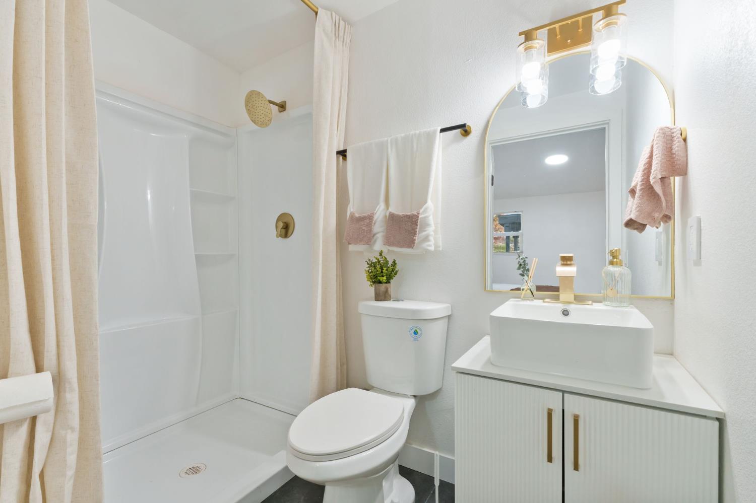 1293 N Bailey Ave, Fresno, CA 93727