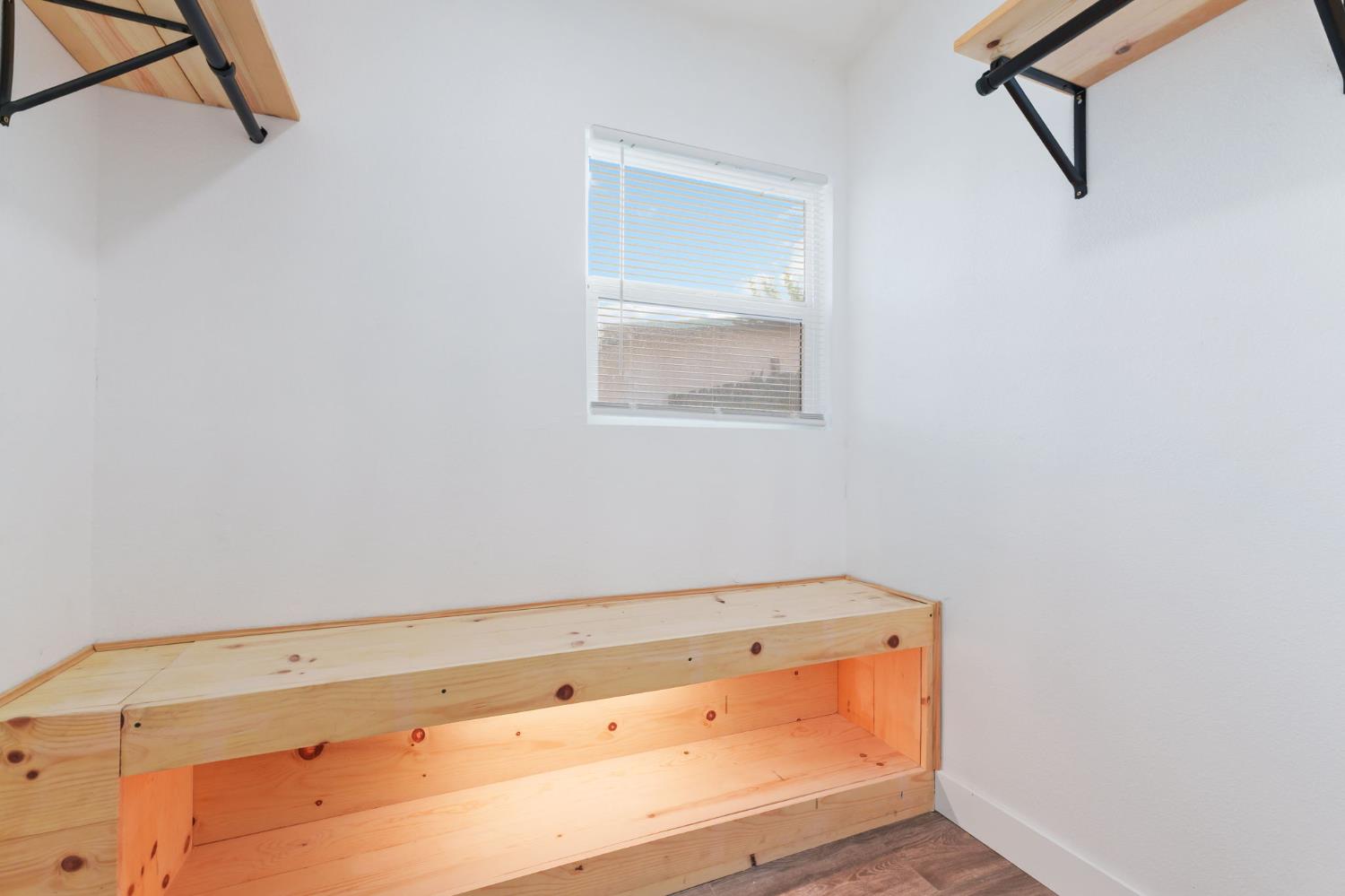 1293 N Bailey Ave, Fresno, CA 93727