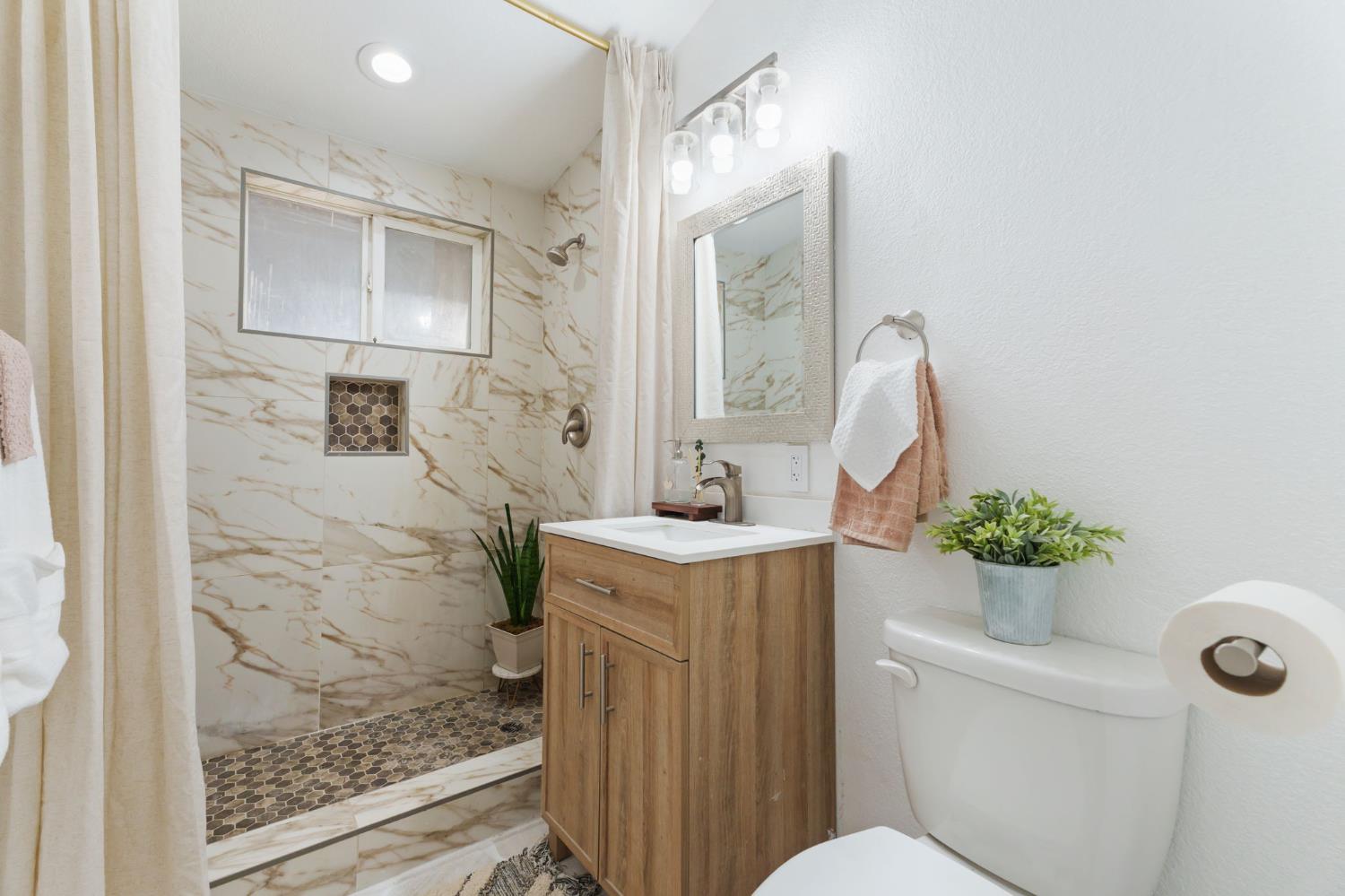 1293 N Bailey Ave, Fresno, CA 93727