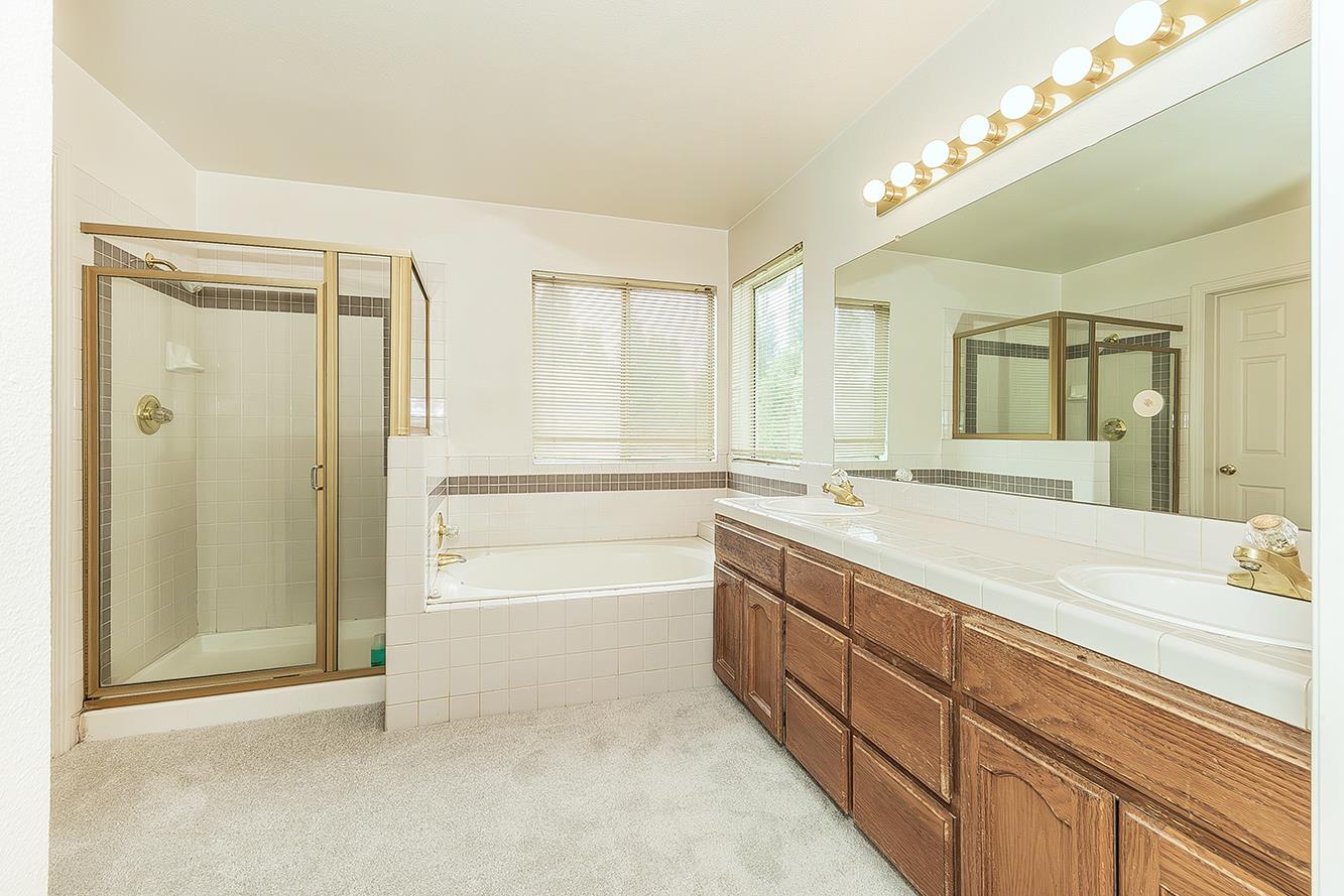 9659 N Shenandoah Ln, Fresno, CA 93720