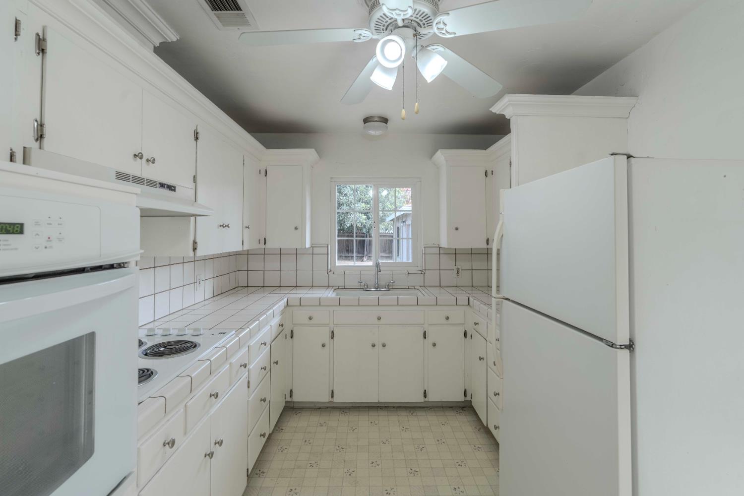 2426 N Adoline Ave, Fresno, CA 93705