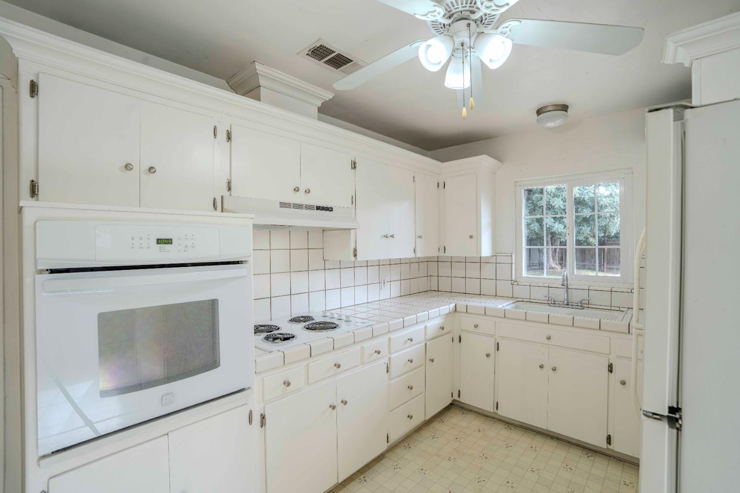 2426 N Adoline Ave, Fresno, CA 93705