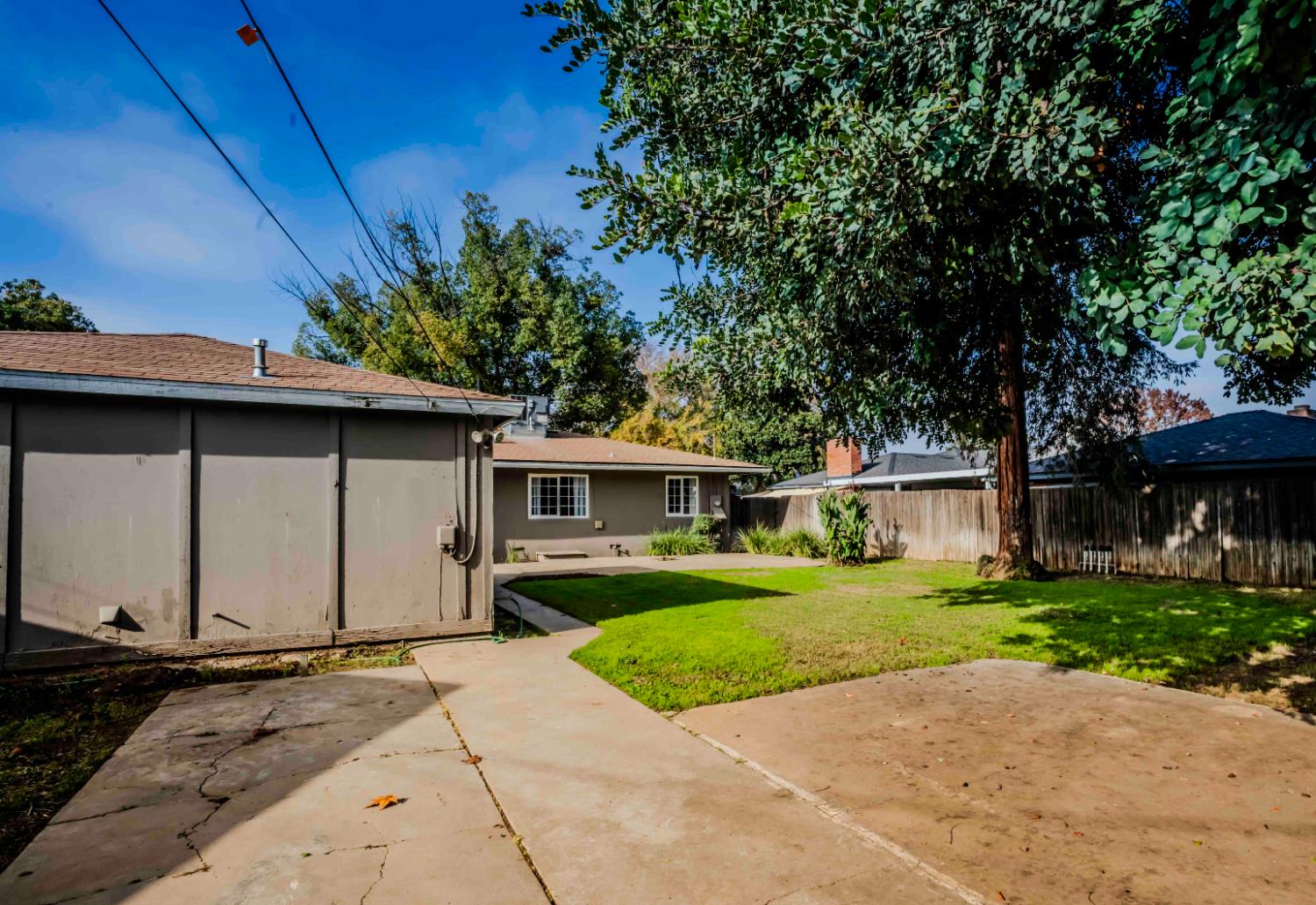 2426 N Adoline Ave, Fresno, CA 93705