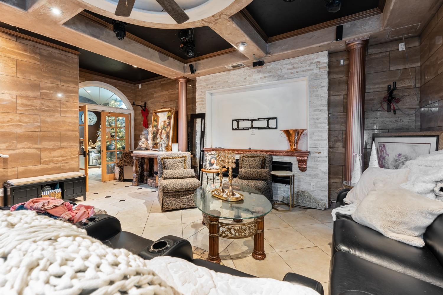 1283 N Calaveras St, Fresno, CA 93728