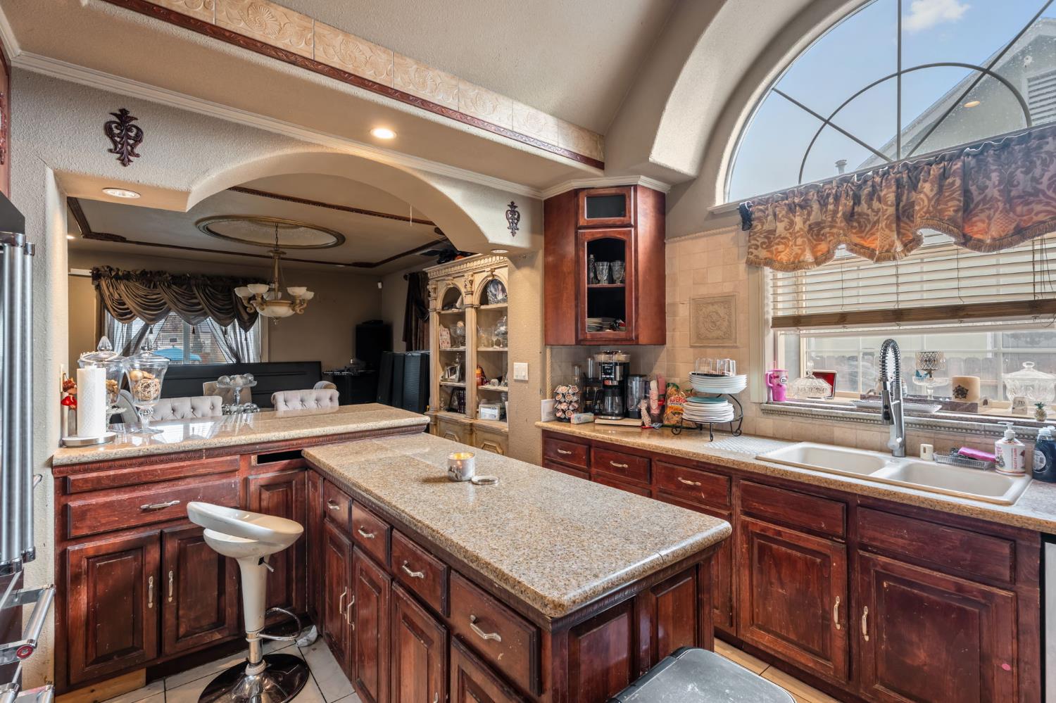 1283 N Calaveras St, Fresno, CA 93728