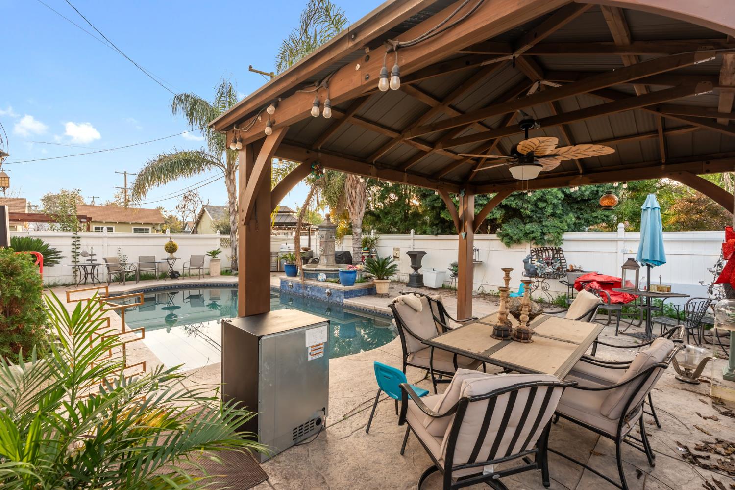 1283 N Calaveras St, Fresno, CA 93728