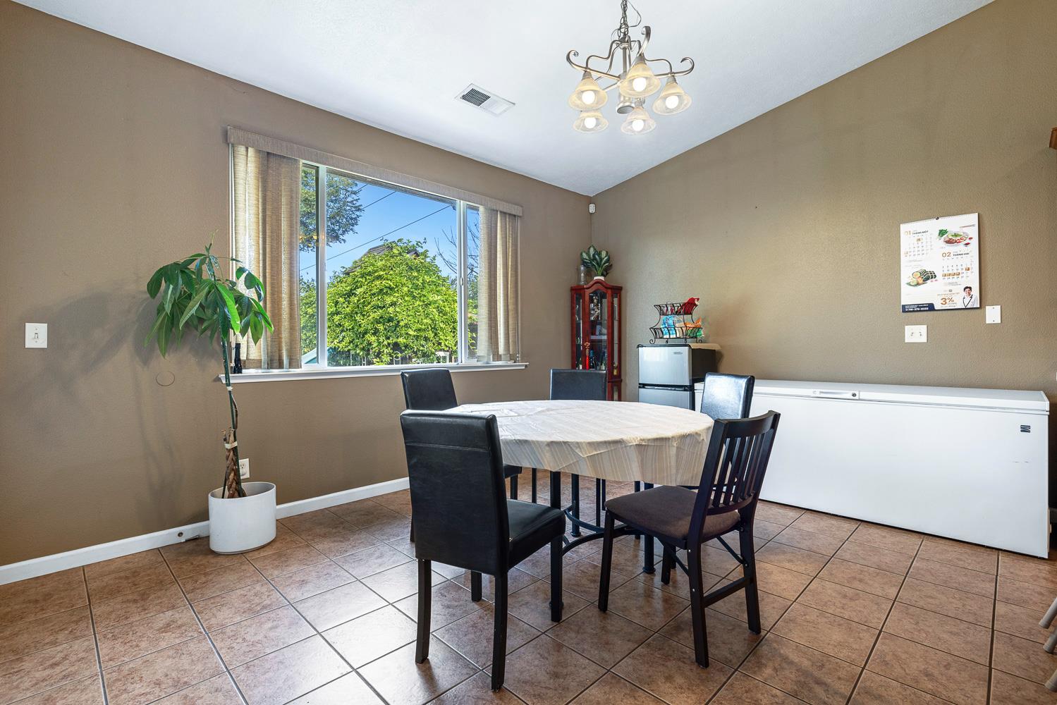 5787 E Byrd Ave, Fresno, CA 93727