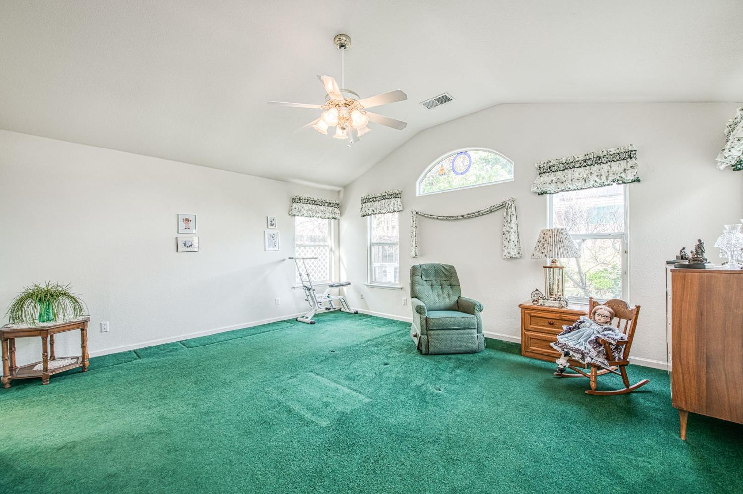 2196 W Beechwood Ave, Fresno, CA 93711