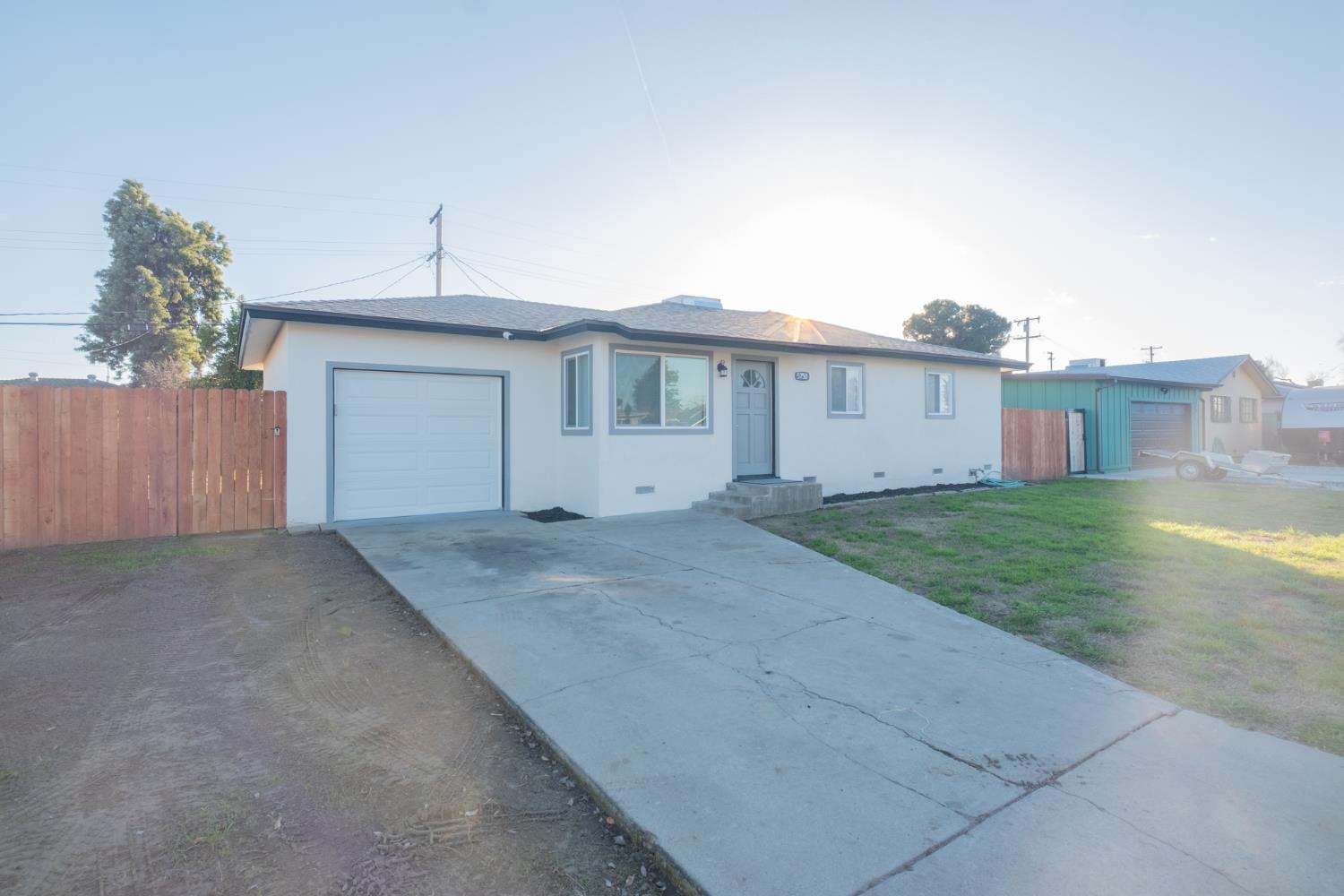5750 E Ashlan Ave, Fresno, CA 93727