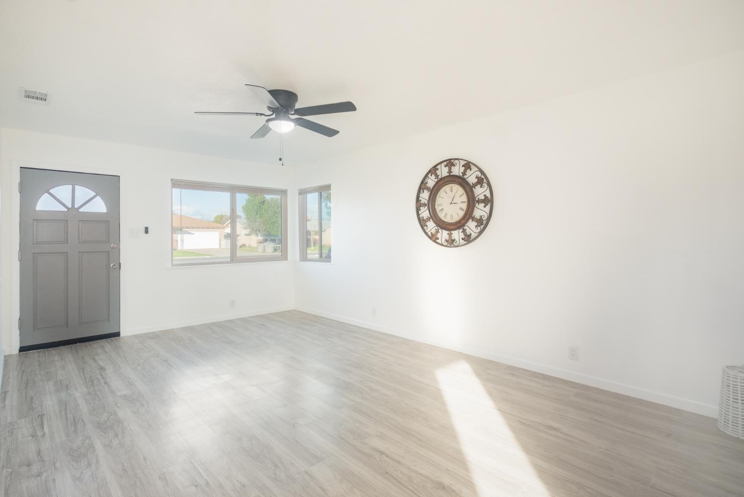 5750 E Ashlan Ave, Fresno, CA 93727