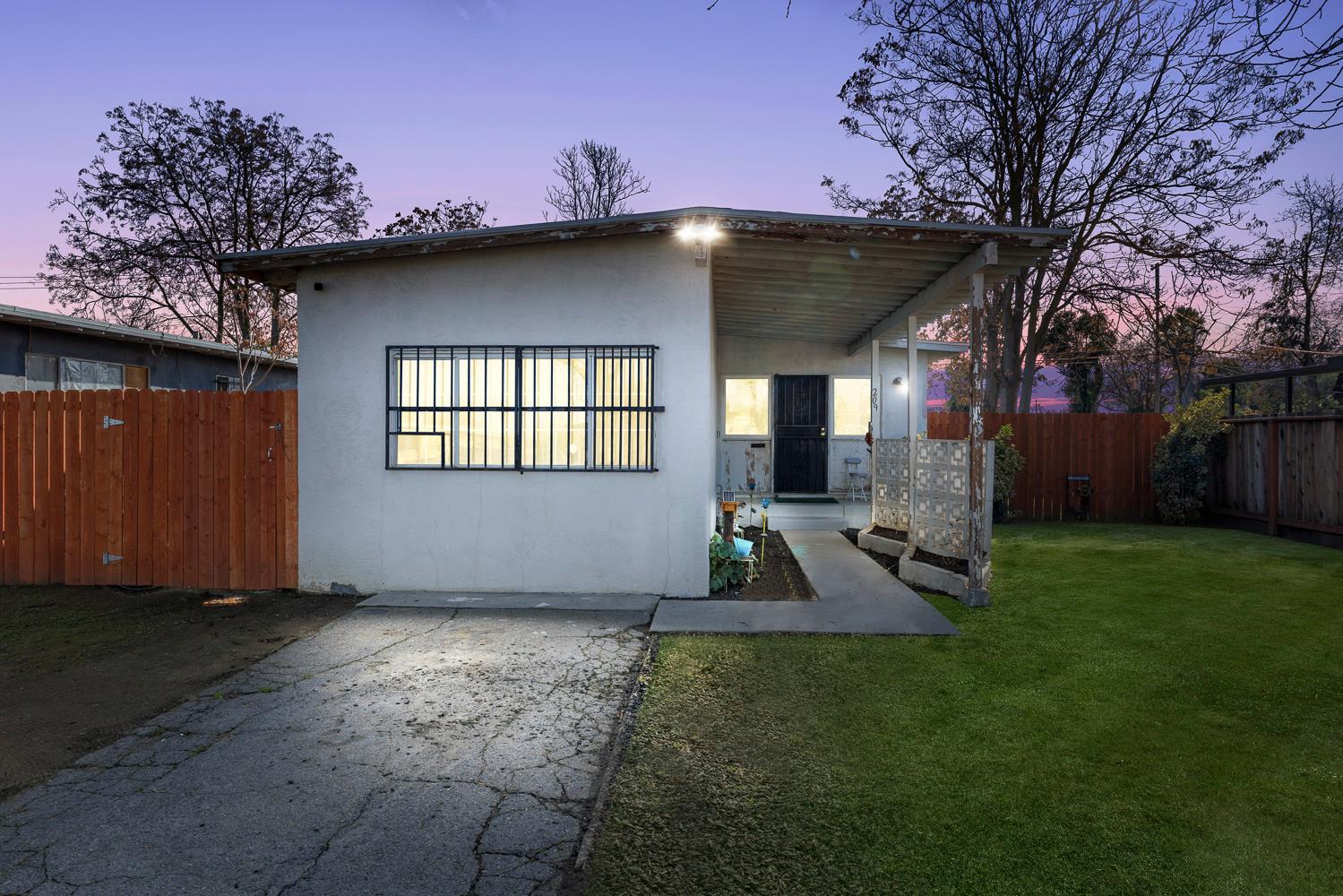 209 W Eden Ave, Fresno, CA 93706