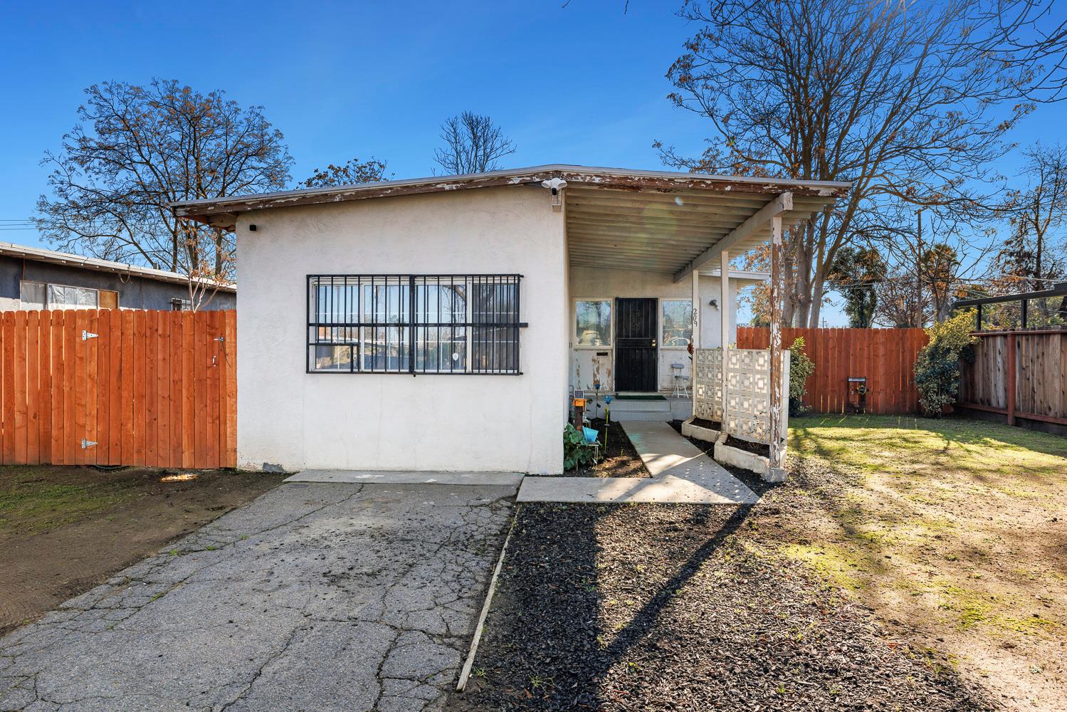 209 W Eden Ave, Fresno, CA 93706