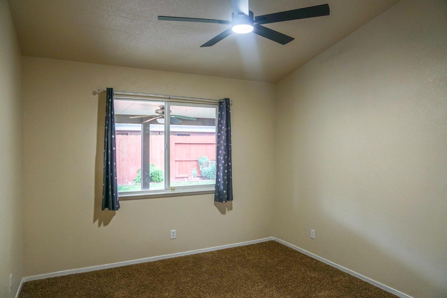 5543 E Byrd Ave, Fresno, CA 93727