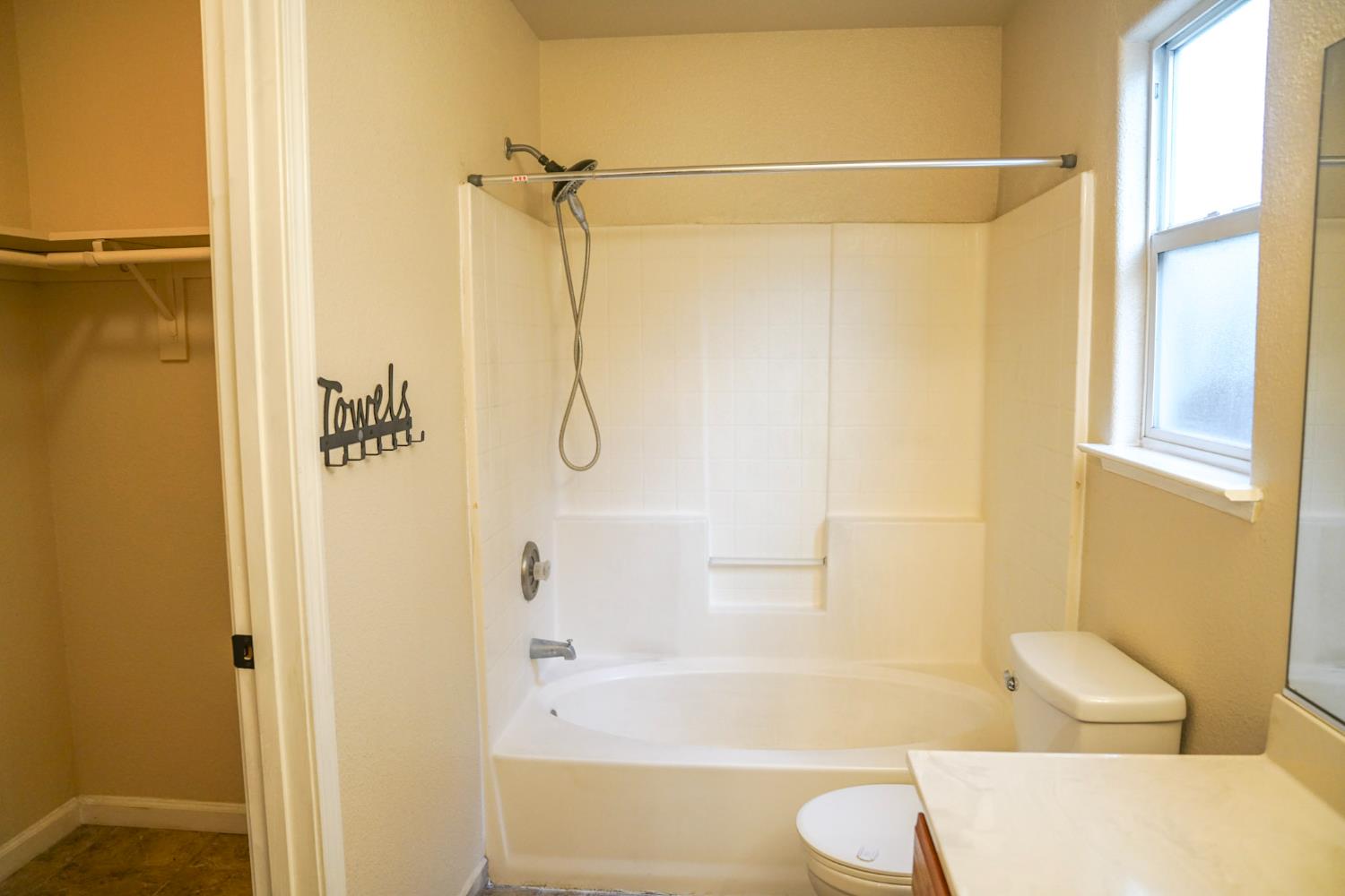 5543 E Byrd Ave, Fresno, CA 93727