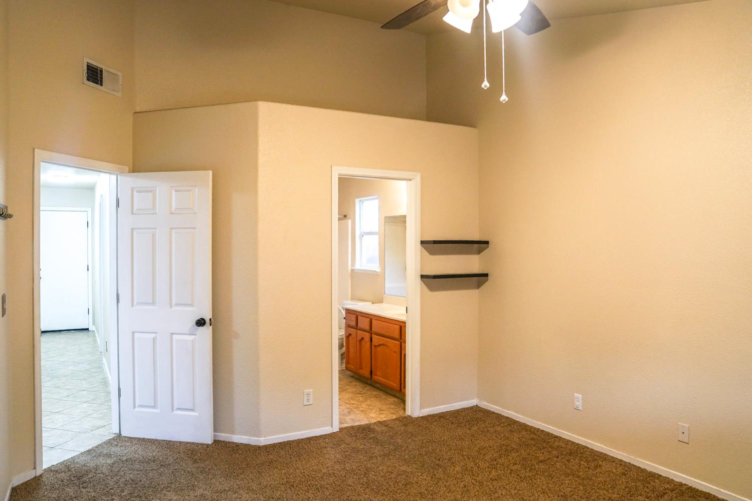 5543 E Byrd Ave, Fresno, CA 93727