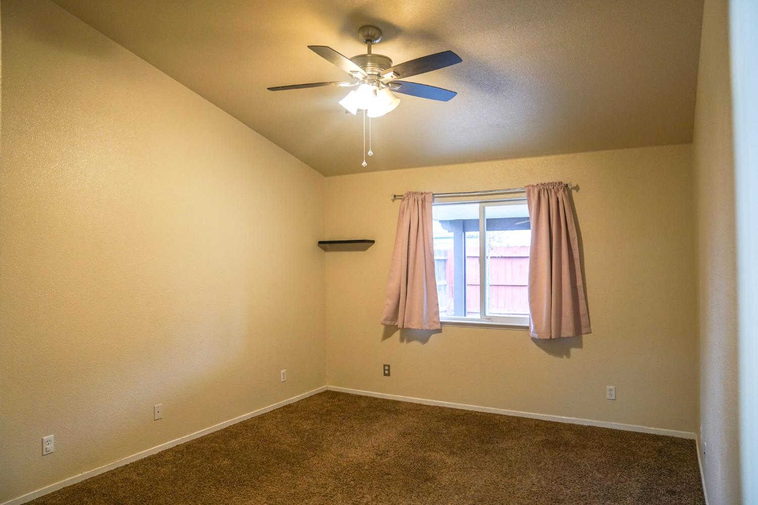 5543 E Byrd Ave, Fresno, CA 93727